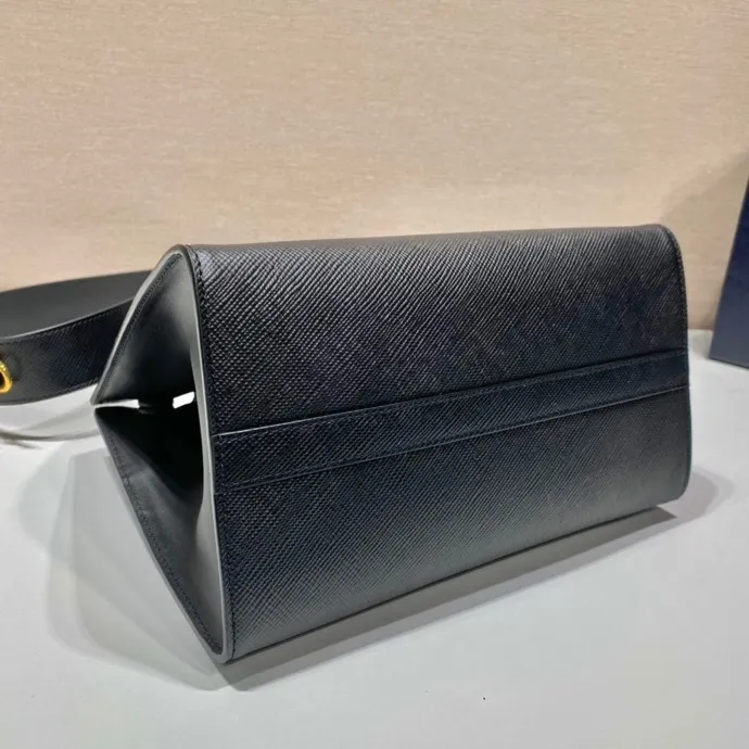 💰2000, exclusive first release model🎉🎉🎉new color🎉new color🎉1BA156, original item👜👜made of imported thick cross cowhide + imported calfskin, 175 OEM code, painted with the same color lettering, unique among classics🎁fashionable and elegant, length 26x height 20x bottom 15cm