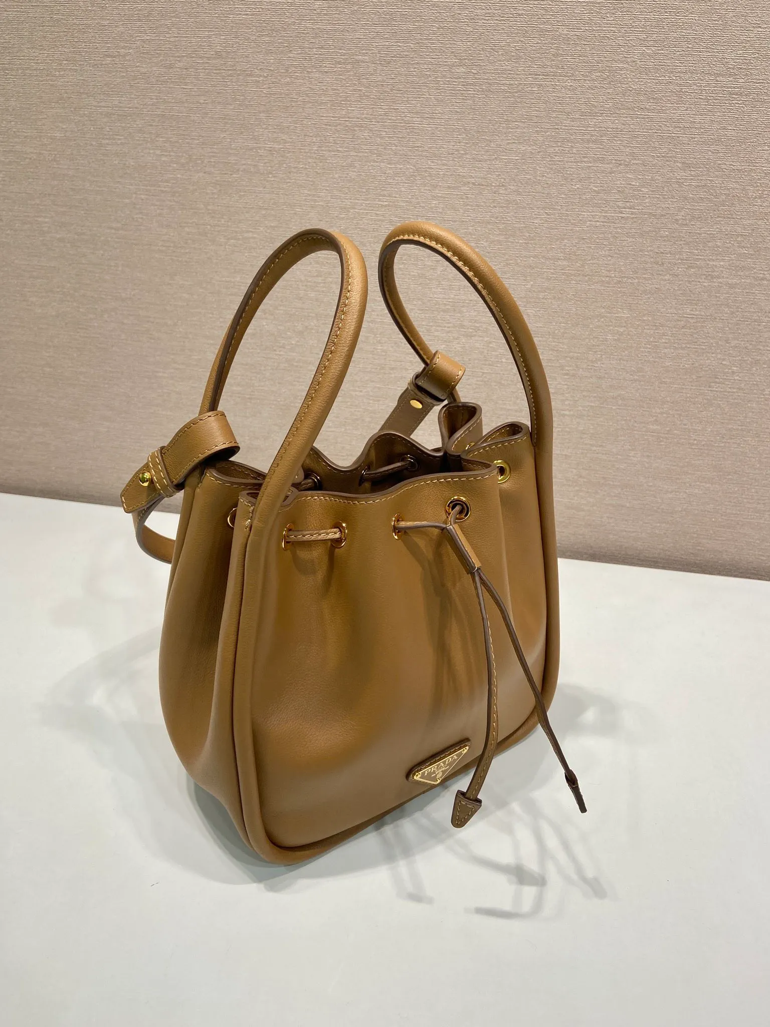 💰1520🎉New bucket bag🎉1BE087🎉🎉 This bucket bag is made of imported calfskin and equipped with a detachable long shoulder strap, which can be carried in various ways. It can be carried by hand or shoulder strap. The bag mouth is designed with a drawstring. It is highly functional and perfect. It has a large space and the upper body effect is beautiful and fashionable. Baby, hurry up and get it🎉🎉 Length 22x Height 21x Bottom 10.5cm🎉🎉🎉💰💰💰