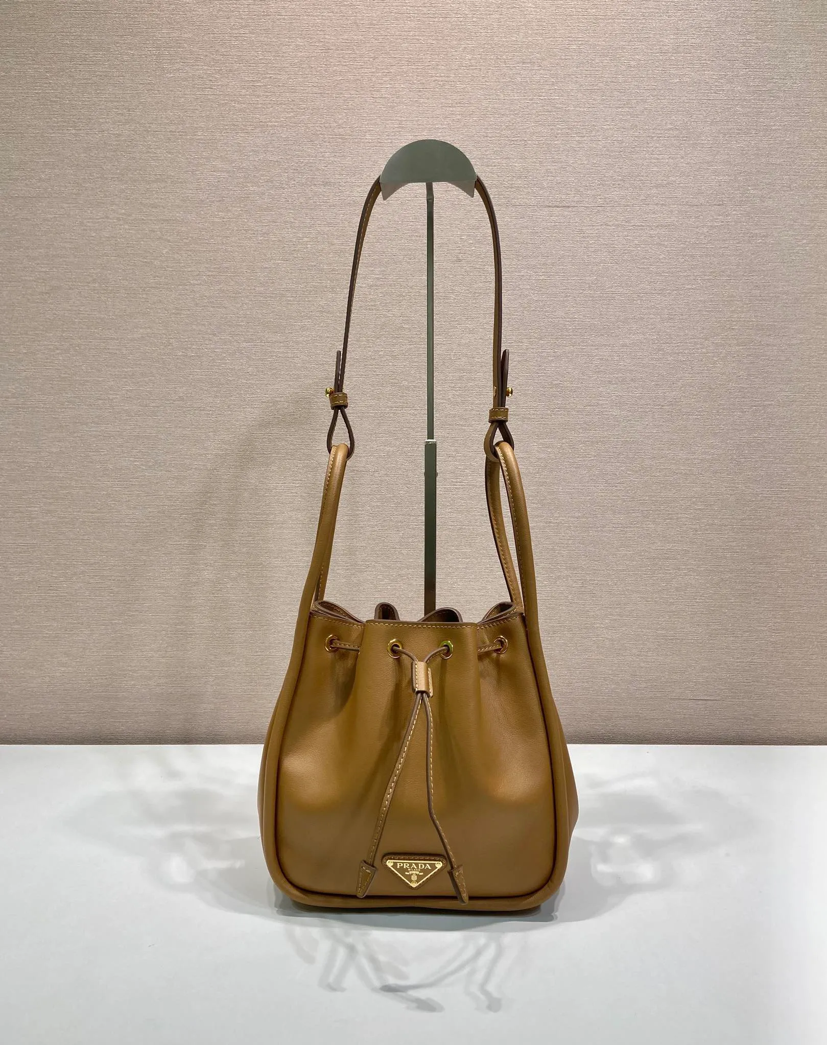 💰1520🎉New bucket bag🎉1BE087🎉🎉 This bucket bag is made of imported calfskin and equipped with a detachable long shoulder strap, which can be carried in various ways. It can be carried by hand or shoulder strap. The bag mouth is designed with a drawstring. It is highly functional and perfect. It has a large space and the upper body effect is beautiful and fashionable. Baby, hurry up and get it🎉🎉 Length 22x Height 21x Bottom 10.5cm🎉🎉🎉💰💰💰