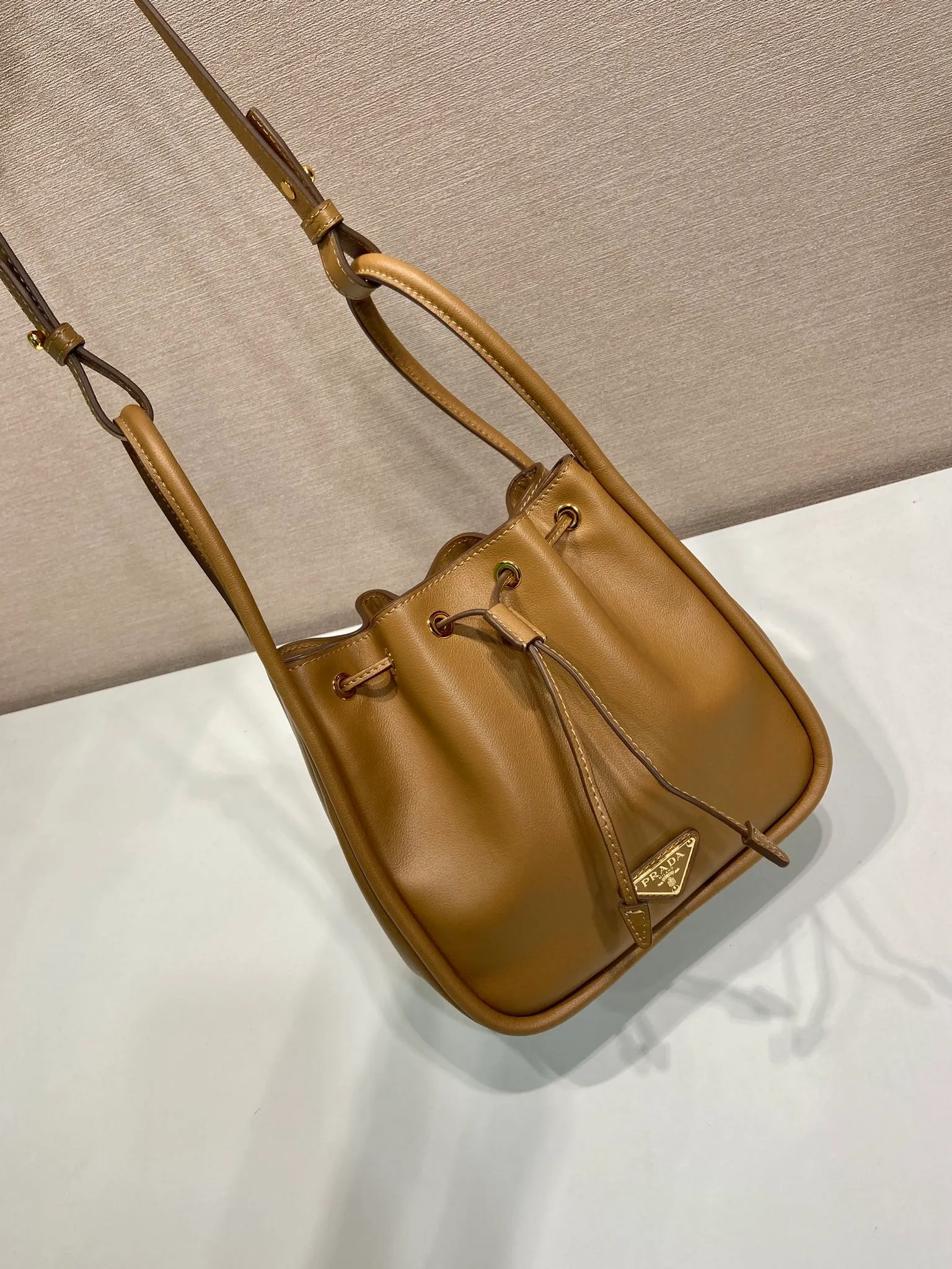 💰1520🎉New bucket bag🎉1BE087🎉🎉 This bucket bag is made of imported calfskin and equipped with a detachable long shoulder strap, which can be carried in various ways. It can be carried by hand or shoulder strap. The bag mouth is designed with a drawstring. It is highly functional and perfect. It has a large space and the upper body effect is beautiful and fashionable. Baby, hurry up and get it🎉🎉 Length 22x Height 21x Bottom 10.5cm🎉🎉🎉💰💰💰