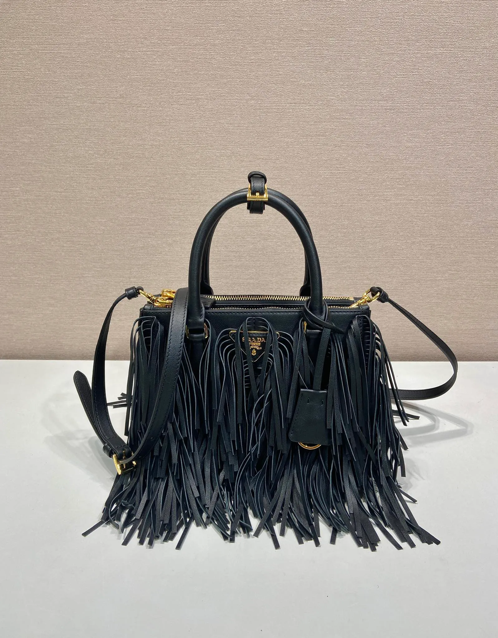 💰2200🎉New tassel bag🎉1BA896 calf leather🎉🎉 This Galleria handbag has an elegant and timeless design, reinterpreting the classic style with a slender silhouette and calf leather material. The tassel design on the front and back and the imported sheepskin lining highlight the dynamic and fashionable style. Features detachable and adjustable suede leather shoulder strap. So beautiful and fashionable😘😘The upper body effect has a 100% chance of turning heads. It is another popular style that will never go out of style🎉🎉Hurry up and get it now😘😘It’s really pretty😘😘😘 Length 24.5x height 18.5x base 11cm🎉🎉🎉💰💰💰