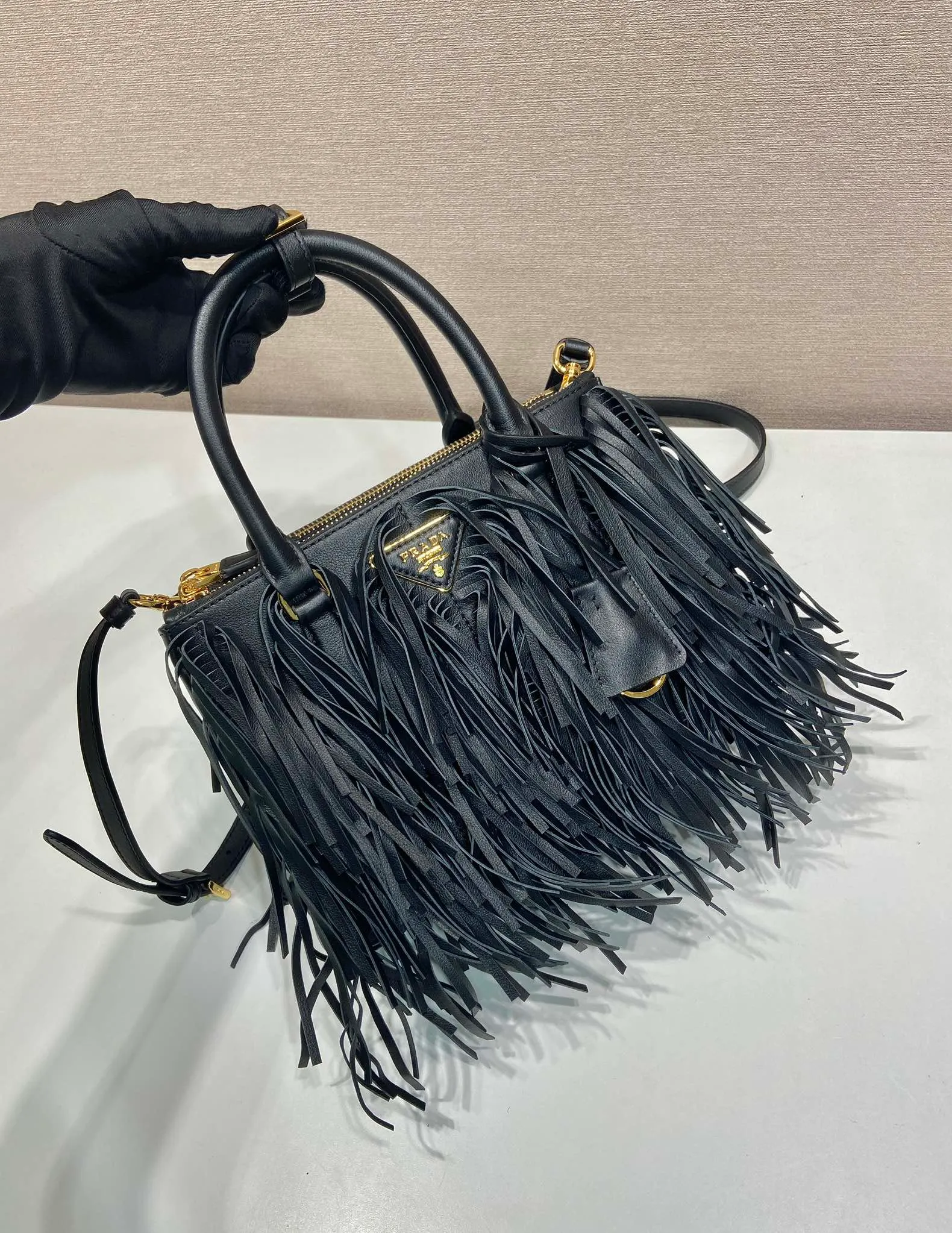 💰2200🎉New tassel bag🎉1BA896 calf leather🎉🎉 This Galleria handbag has an elegant and timeless design, reinterpreting the classic style with a slender silhouette and calf leather material. The tassel design on the front and back and the imported sheepskin lining highlight the dynamic and fashionable style. Features detachable and adjustable suede leather shoulder strap. So beautiful and fashionable😘😘The upper body effect has a 100% chance of turning heads. It is another popular style that will never go out of style🎉🎉Hurry up and get it now😘😘It’s really pretty😘😘😘 Length 24.5x height 18.5x base 11cm🎉🎉🎉💰💰💰