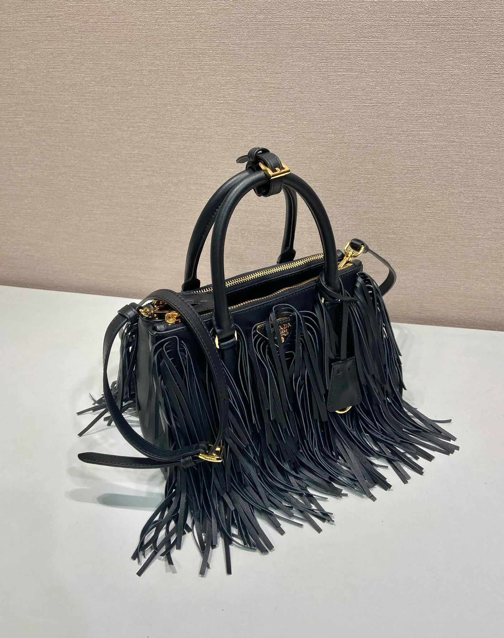 💰2200🎉New tassel bag🎉1BA896 calf leather🎉🎉 This Galleria handbag has an elegant and timeless design, reinterpreting the classic style with a slender silhouette and calf leather material. The tassel design on the front and back and the imported sheepskin lining highlight the dynamic and fashionable style. Features detachable and adjustable suede leather shoulder strap. So beautiful and fashionable😘😘The upper body effect has a 100% chance of turning heads. It is another popular style that will never go out of style🎉🎉Hurry up and get it now😘😘It’s really pretty😘😘😘 Length 24.5x height 18.5x base 11cm🎉🎉🎉💰💰💰