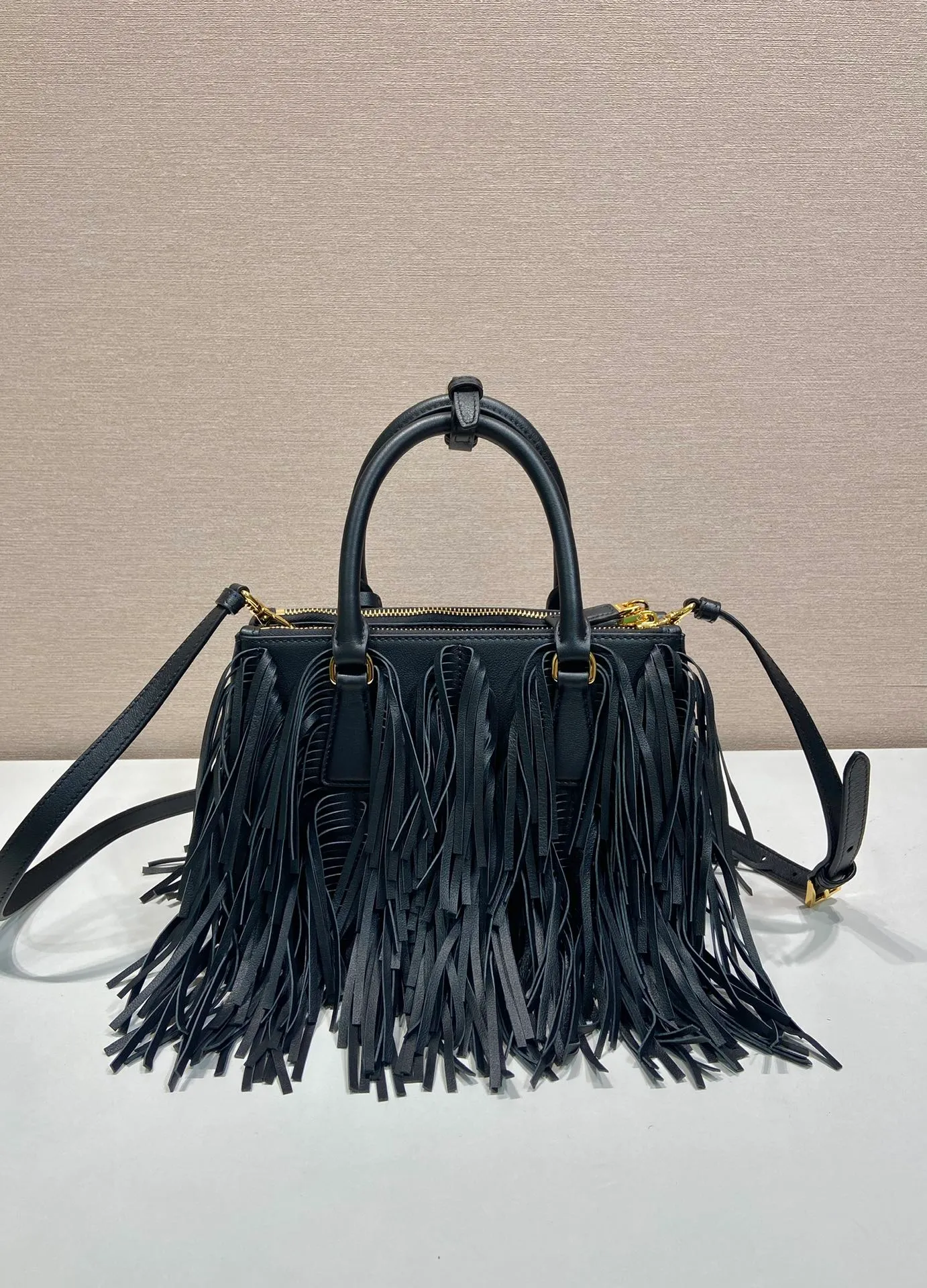 💰2200🎉New tassel bag🎉1BA896 calf leather🎉🎉 This Galleria handbag has an elegant and timeless design, reinterpreting the classic style with a slender silhouette and calf leather material. The tassel design on the front and back and the imported sheepskin lining highlight the dynamic and fashionable style. Features detachable and adjustable suede leather shoulder strap. So beautiful and fashionable😘😘The upper body effect has a 100% chance of turning heads. It is another popular style that will never go out of style🎉🎉Hurry up and get it now😘😘It’s really pretty😘😘😘 Length 24.5x height 18.5x base 11cm🎉🎉🎉💰💰💰