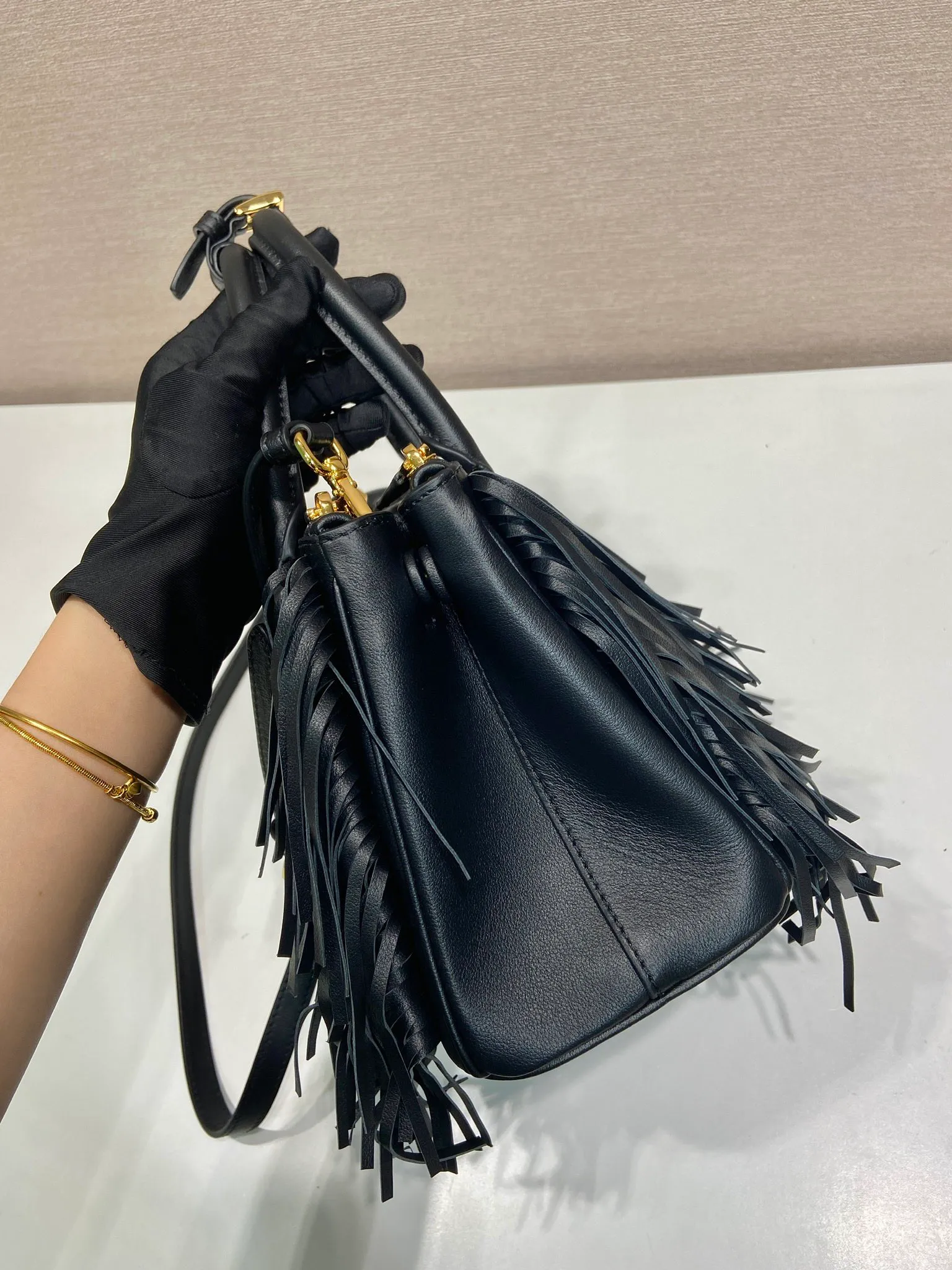 💰2200🎉New tassel bag🎉1BA896 calf leather🎉🎉 This Galleria handbag has an elegant and timeless design, reinterpreting the classic style with a slender silhouette and calf leather material. The tassel design on the front and back and the imported sheepskin lining highlight the dynamic and fashionable style. Features detachable and adjustable suede leather shoulder strap. So beautiful and fashionable😘😘The upper body effect has a 100% chance of turning heads. It is another popular style that will never go out of style🎉🎉Hurry up and get it now😘😘It’s really pretty😘😘😘 Length 24.5x height 18.5x base 11cm🎉🎉🎉💰💰💰