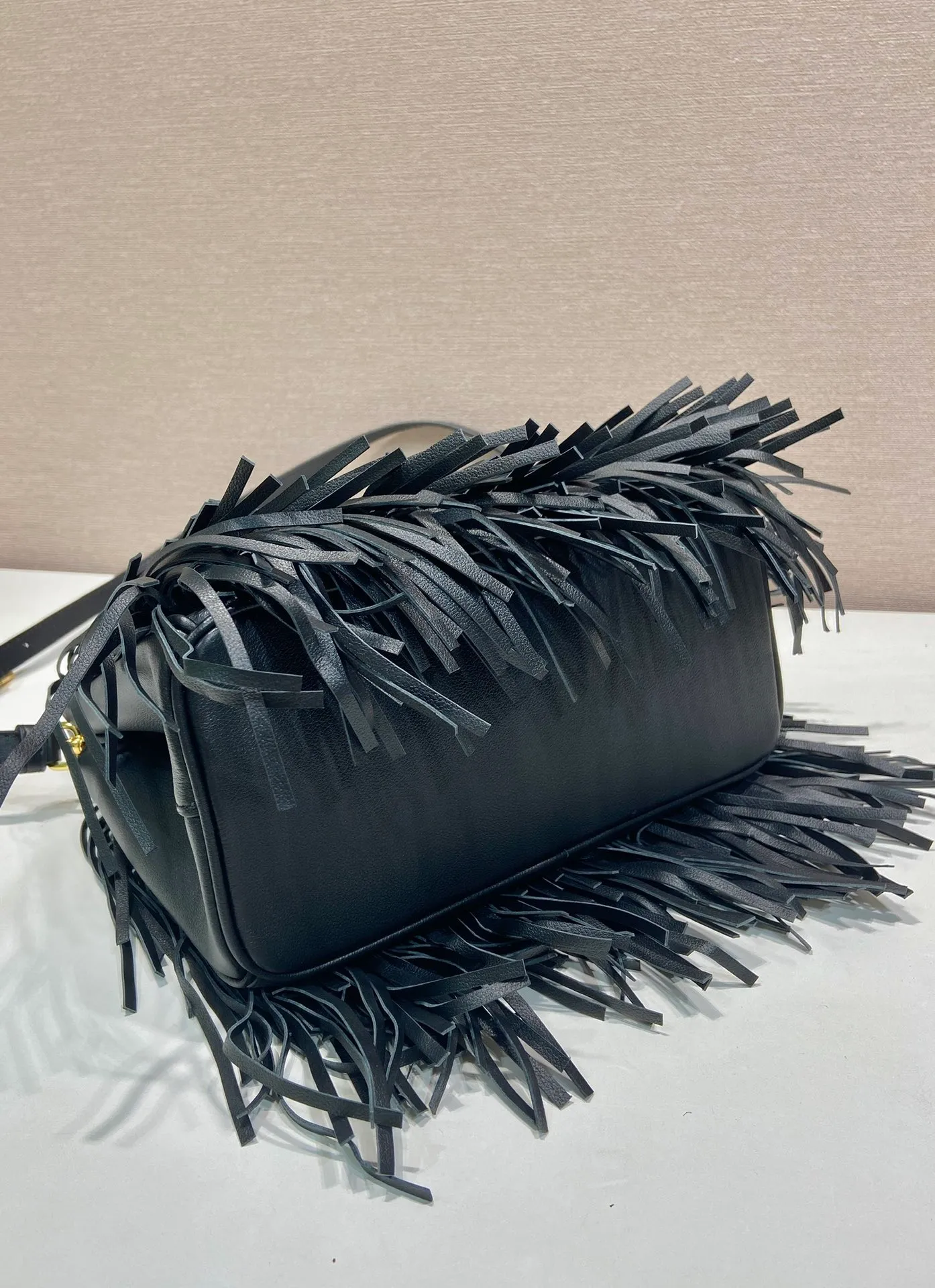 💰2200🎉New tassel bag🎉1BA896 calf leather🎉🎉 This Galleria handbag has an elegant and timeless design, reinterpreting the classic style with a slender silhouette and calf leather material. The tassel design on the front and back and the imported sheepskin lining highlight the dynamic and fashionable style. Features detachable and adjustable suede leather shoulder strap. So beautiful and fashionable😘😘The upper body effect has a 100% chance of turning heads. It is another popular style that will never go out of style🎉🎉Hurry up and get it now😘😘It’s really pretty😘😘😘 Length 24.5x height 18.5x base 11cm🎉🎉🎉💰💰💰