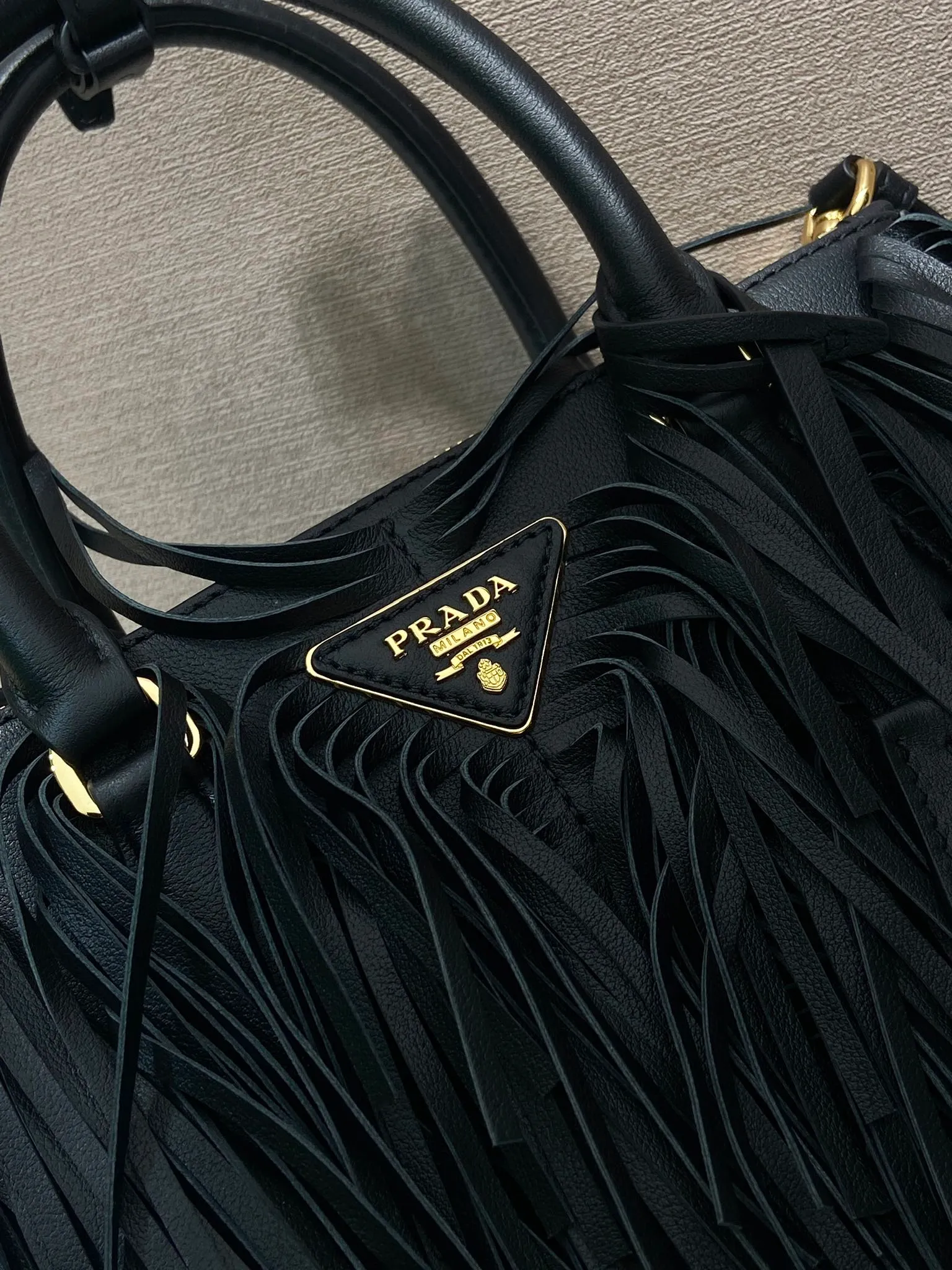 💰2200🎉New tassel bag🎉1BA896 calf leather🎉🎉 This Galleria handbag has an elegant and timeless design, reinterpreting the classic style with a slender silhouette and calf leather material. The tassel design on the front and back and the imported sheepskin lining highlight the dynamic and fashionable style. Features detachable and adjustable suede leather shoulder strap. So beautiful and fashionable😘😘The upper body effect has a 100% chance of turning heads. It is another popular style that will never go out of style🎉🎉Hurry up and get it now😘😘It’s really pretty😘😘😘 Length 24.5x height 18.5x base 11cm🎉🎉🎉💰💰💰