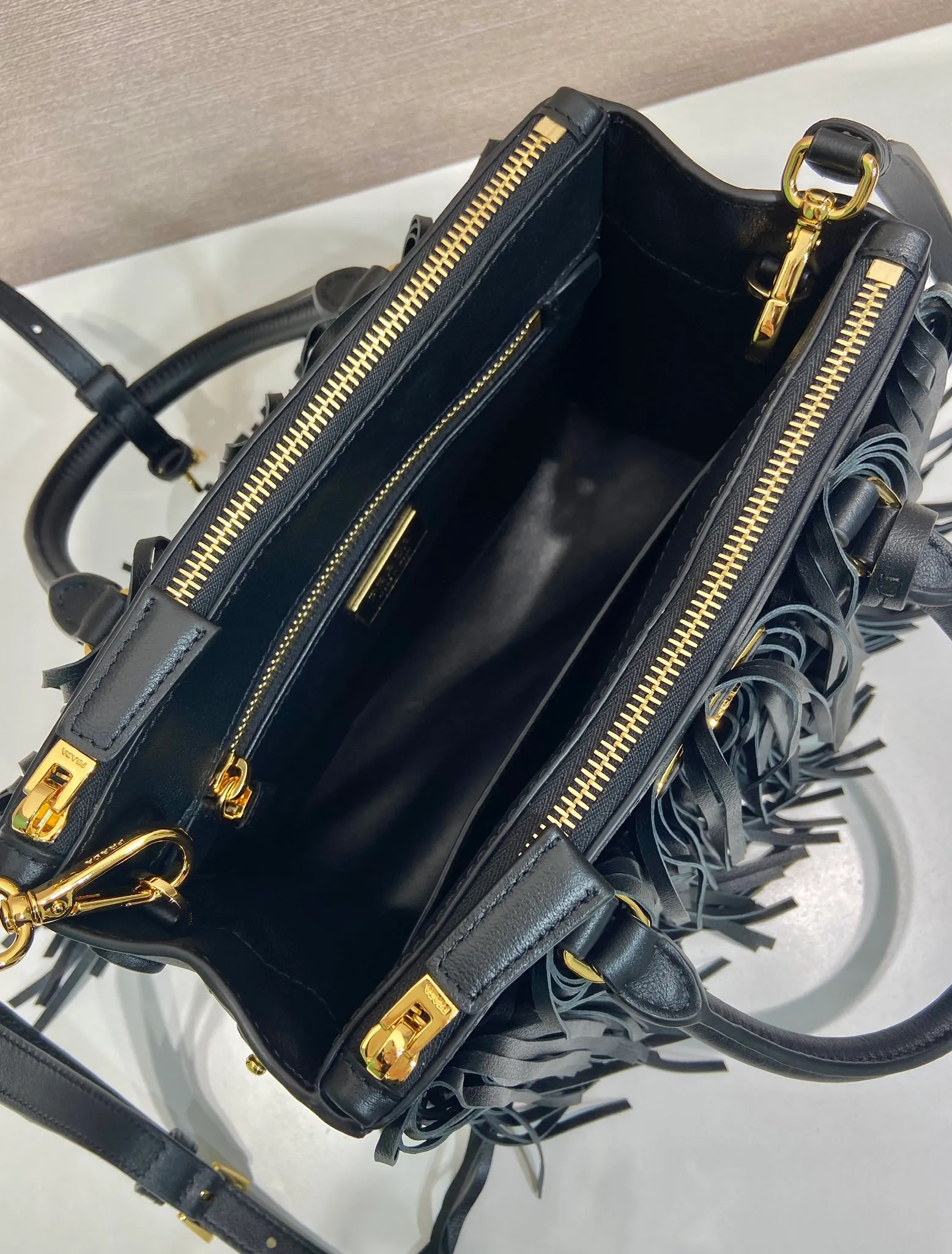 💰2200🎉New tassel bag🎉1BA896 calf leather🎉🎉 This Galleria handbag has an elegant and timeless design, reinterpreting the classic style with a slender silhouette and calf leather material. The tassel design on the front and back and the imported sheepskin lining highlight the dynamic and fashionable style. Features detachable and adjustable suede leather shoulder strap. So beautiful and fashionable😘😘The upper body effect has a 100% chance of turning heads. It is another popular style that will never go out of style🎉🎉Hurry up and get it now😘😘It’s really pretty😘😘😘 Length 24.5x height 18.5x base 11cm🎉🎉🎉💰💰💰