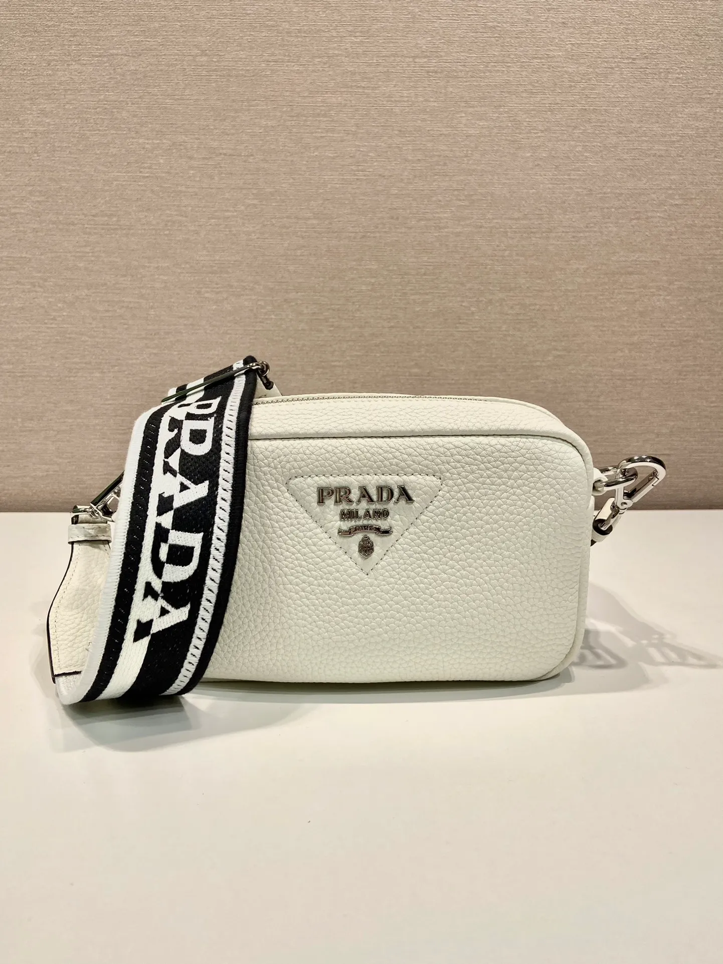 💰1600🎉New double shoulder strap🎉1BH192 single layer small size🎉 This single layer double shoulder strap is made of imported deerskin grain cowhide and equipped with two interchangeable and adjustable long shoulder straps. The combination of fabric webbing and cowhide is perfect😘, versatile for mixing and matching different clothes on different occasions😘, large capacity, super soft feel🎉Hurry up and get it🎉 Length 19x Height 12x Bottom 6cm🎉🎉🎉👏👏👏