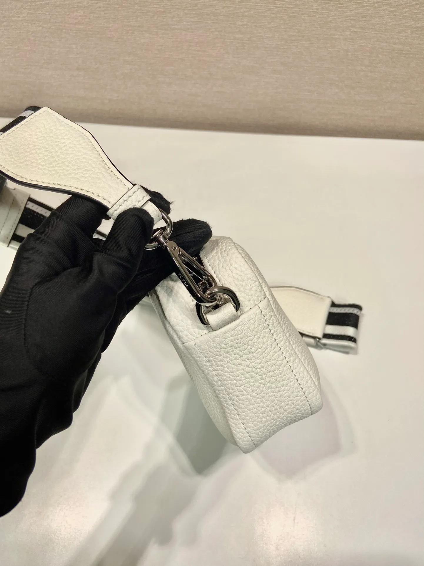 💰1600🎉New double shoulder strap🎉1BH192 single layer small size🎉 This single layer double shoulder strap is made of imported deerskin grain cowhide and equipped with two interchangeable and adjustable long shoulder straps. The combination of fabric webbing and cowhide is perfect😘, versatile for mixing and matching different clothes on different occasions😘, large capacity, super soft feel🎉Hurry up and get it🎉 Length 19x Height 12x Bottom 6cm🎉🎉🎉👏👏👏