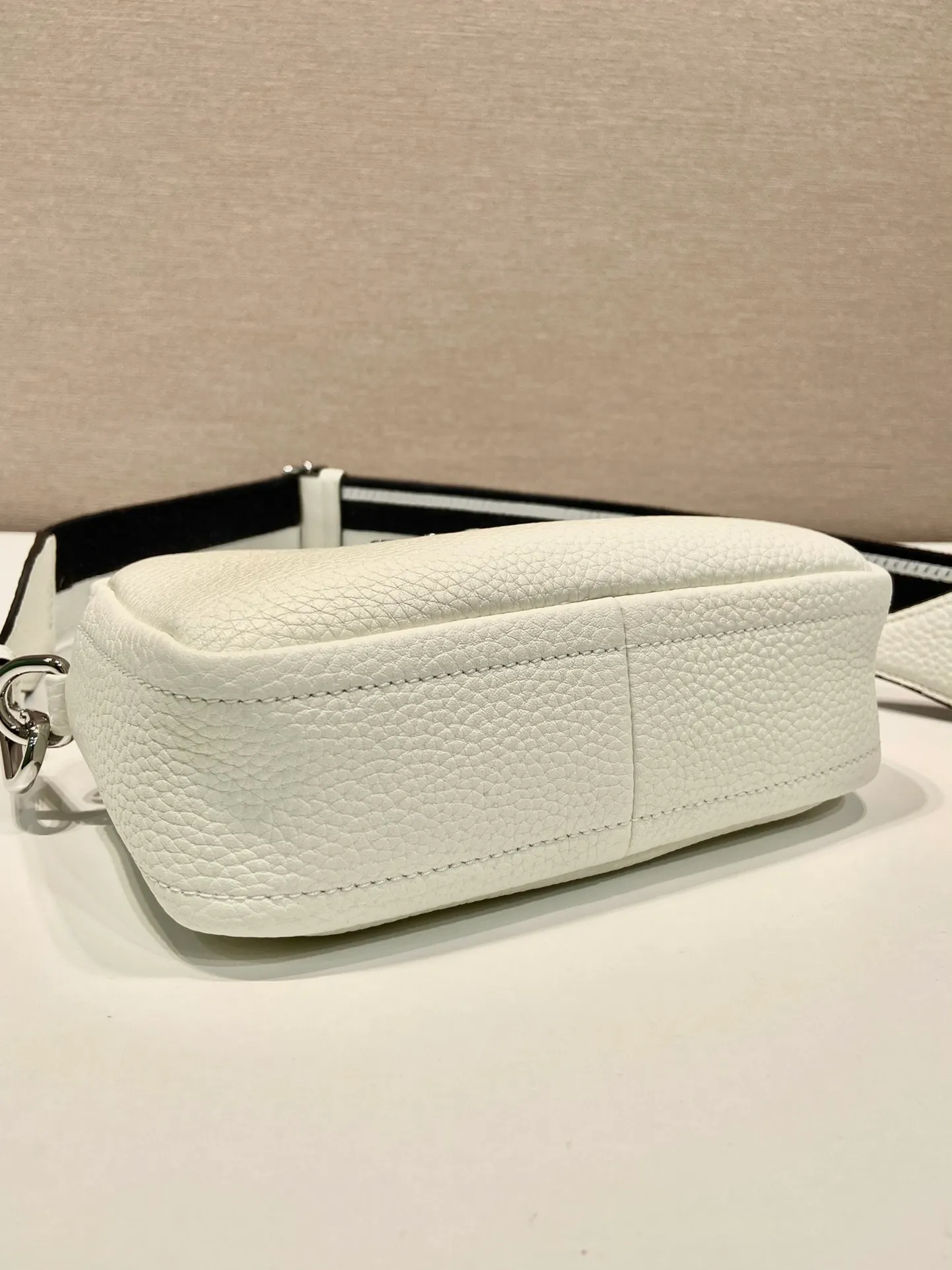 💰1600🎉New double shoulder strap🎉1BH192 single layer small size🎉 This single layer double shoulder strap is made of imported deerskin grain cowhide and equipped with two interchangeable and adjustable long shoulder straps. The combination of fabric webbing and cowhide is perfect😘, versatile for mixing and matching different clothes on different occasions😘, large capacity, super soft feel🎉Hurry up and get it🎉 Length 19x Height 12x Bottom 6cm🎉🎉🎉👏👏👏