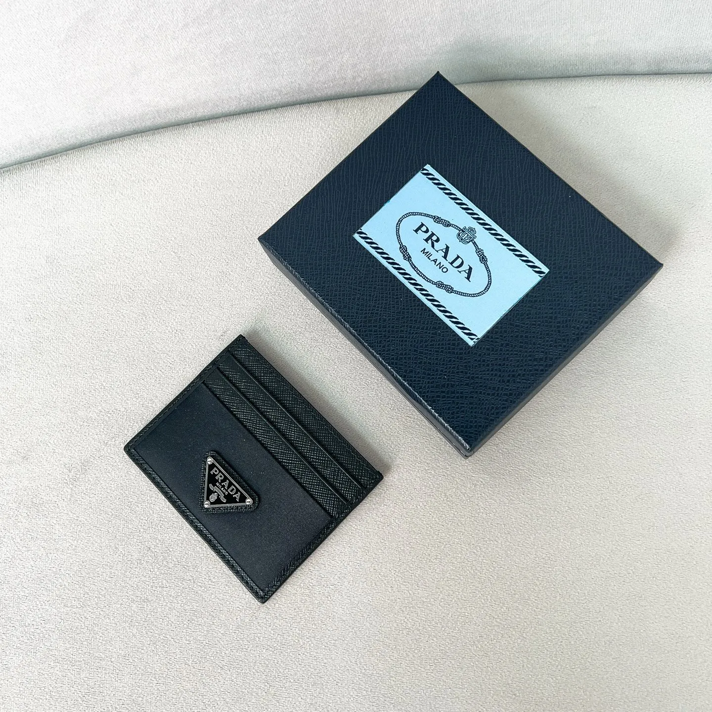 💰380✨New product launch✨The new oil wax pickup bag 2MC025 is made of imported oil wax leather. The design is simple and distinctive. Exquisite and fashionable, convenient and practical. The large logo triangular pressure mark is perfectly integrated into the bag body. Six card slots. The perfect details are comparable to the brick cabinet Super 5🌟 Size: 10*8cm Black