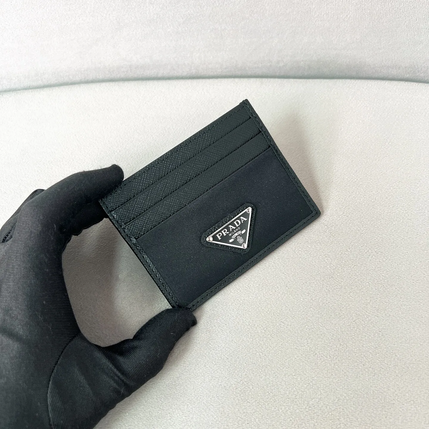 💰380✨New product launch✨The new oil wax pickup bag 2MC025 is made of imported oil wax leather. The design is simple and distinctive. Exquisite and fashionable, convenient and practical. The large logo triangular pressure mark is perfectly integrated into the bag body. Six card slots. The perfect details are comparable to the brick cabinet Super 5🌟 Size: 10*8cm Black