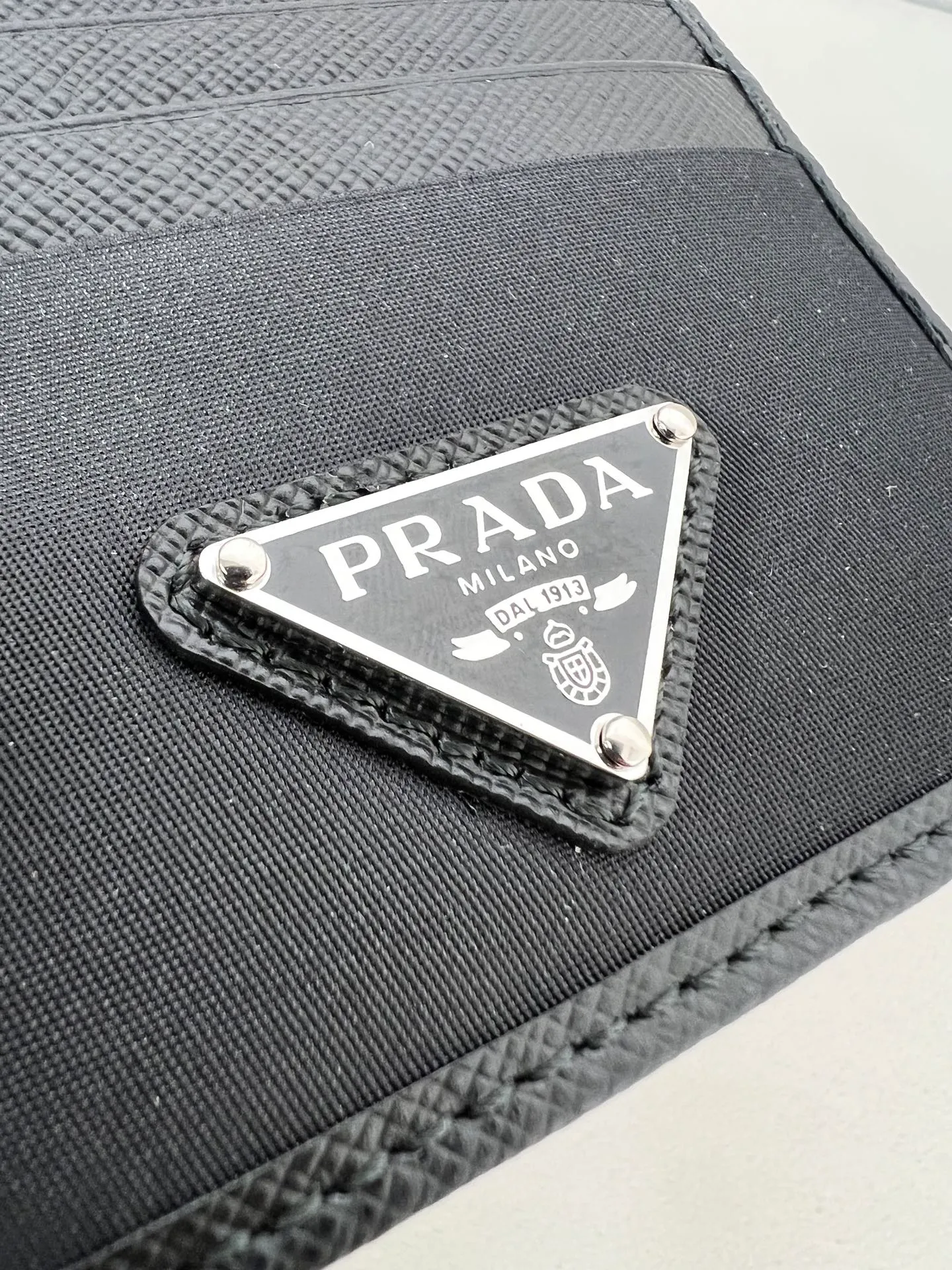 💰380✨New product launch✨The new oil wax pickup bag 2MC025 is made of imported oil wax leather. The design is simple and distinctive. Exquisite and fashionable, convenient and practical. The large logo triangular pressure mark is perfectly integrated into the bag body. Six card slots. The perfect details are comparable to the brick cabinet Super 5🌟 Size: 10*8cm Black
