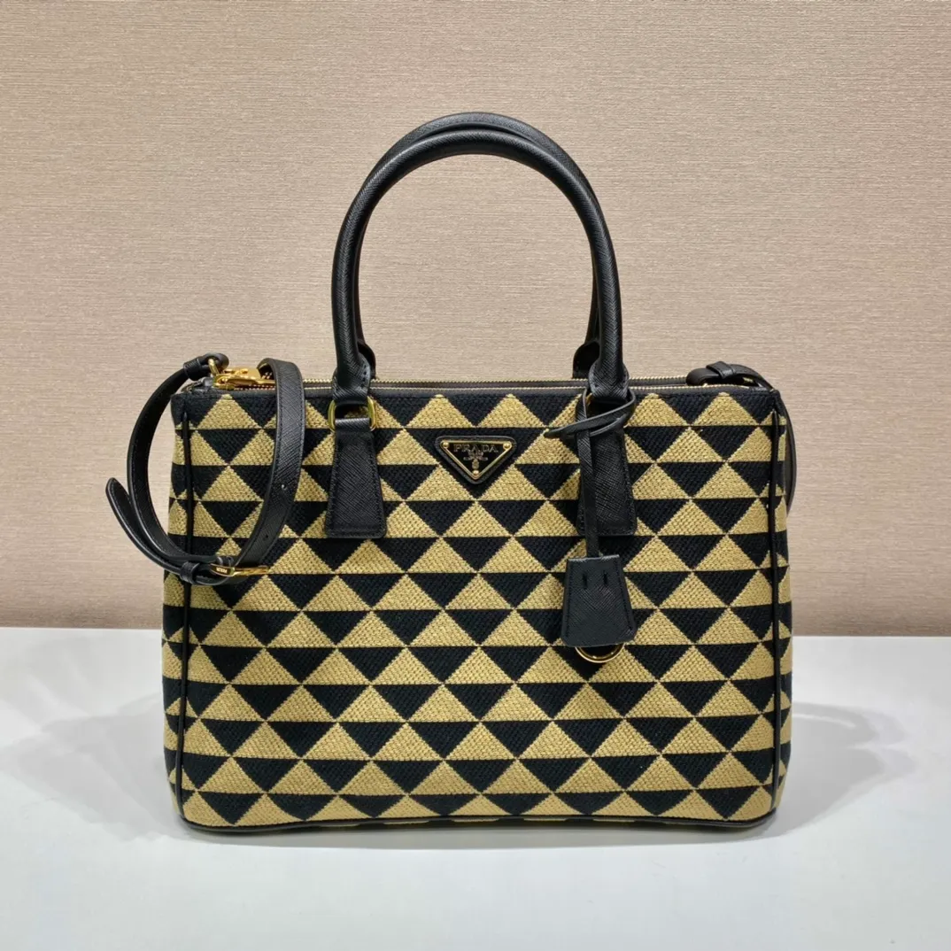 💰1800👏Embroidered fabric bag👏1BA274👏👏Killer bag👌 This embroidered fabric killer bag is made of imported Saffiano leather and unique embroidered fabric👍 The original element is modified with a fabric design, which makes it look particularly fashionable and trendy👏👏Hand-held/equipped with a detachable long shoulder strap, simple and elegant💕so beautiful😘Cute and cool😎, suitable for any occasion. Another hot item recognized by internet celebrities/celebrities👏👏Hurry up and get it😘My dears😘 Length 33x height 24x bottom 15cm👏👏👏