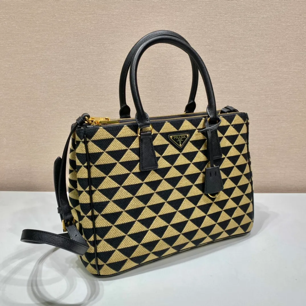 💰1800👏Embroidered fabric bag👏1BA274👏👏Killer bag👌 This embroidered fabric killer bag is made of imported Saffiano leather and unique embroidered fabric👍 The original element is modified with a fabric design, which makes it look particularly fashionable and trendy👏👏Hand-held/equipped with a detachable long shoulder strap, simple and elegant💕so beautiful😘Cute and cool😎, suitable for any occasion. Another hot item recognized by internet celebrities/celebrities👏👏Hurry up and get it😘My dears😘 Length 33x height 24x bottom 15cm👏👏👏