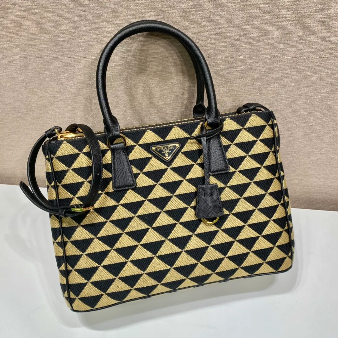 💰1800👏Embroidered fabric bag👏1BA274👏👏Killer bag👌 This embroidered fabric killer bag is made of imported Saffiano leather and unique embroidered fabric👍 The original element is modified with a fabric design, which makes it look particularly fashionable and trendy👏👏Hand-held/equipped with a detachable long shoulder strap, simple and elegant💕so beautiful😘Cute and cool😎, suitable for any occasion. Another hot item recognized by internet celebrities/celebrities👏👏Hurry up and get it😘My dears😘 Length 33x height 24x bottom 15cm👏👏👏