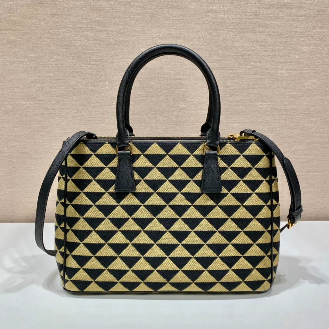 💰1800👏Embroidered fabric bag👏1BA274👏👏Killer bag👌 This embroidered fabric killer bag is made of imported Saffiano leather and unique embroidered fabric👍 The original element is modified with a fabric design, which makes it look particularly fashionable and trendy👏👏Hand-held/equipped with a detachable long shoulder strap, simple and elegant💕so beautiful😘Cute and cool😎, suitable for any occasion. Another hot item recognized by internet celebrities/celebrities👏👏Hurry up and get it😘My dears😘 Length 33x height 24x bottom 15cm👏👏👏