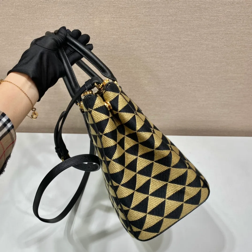 💰1800👏Embroidered fabric bag👏1BA274👏👏Killer bag👌 This embroidered fabric killer bag is made of imported Saffiano leather and unique embroidered fabric👍 The original element is modified with a fabric design, which makes it look particularly fashionable and trendy👏👏Hand-held/equipped with a detachable long shoulder strap, simple and elegant💕so beautiful😘Cute and cool😎, suitable for any occasion. Another hot item recognized by internet celebrities/celebrities👏👏Hurry up and get it😘My dears😘 Length 33x height 24x bottom 15cm👏👏👏