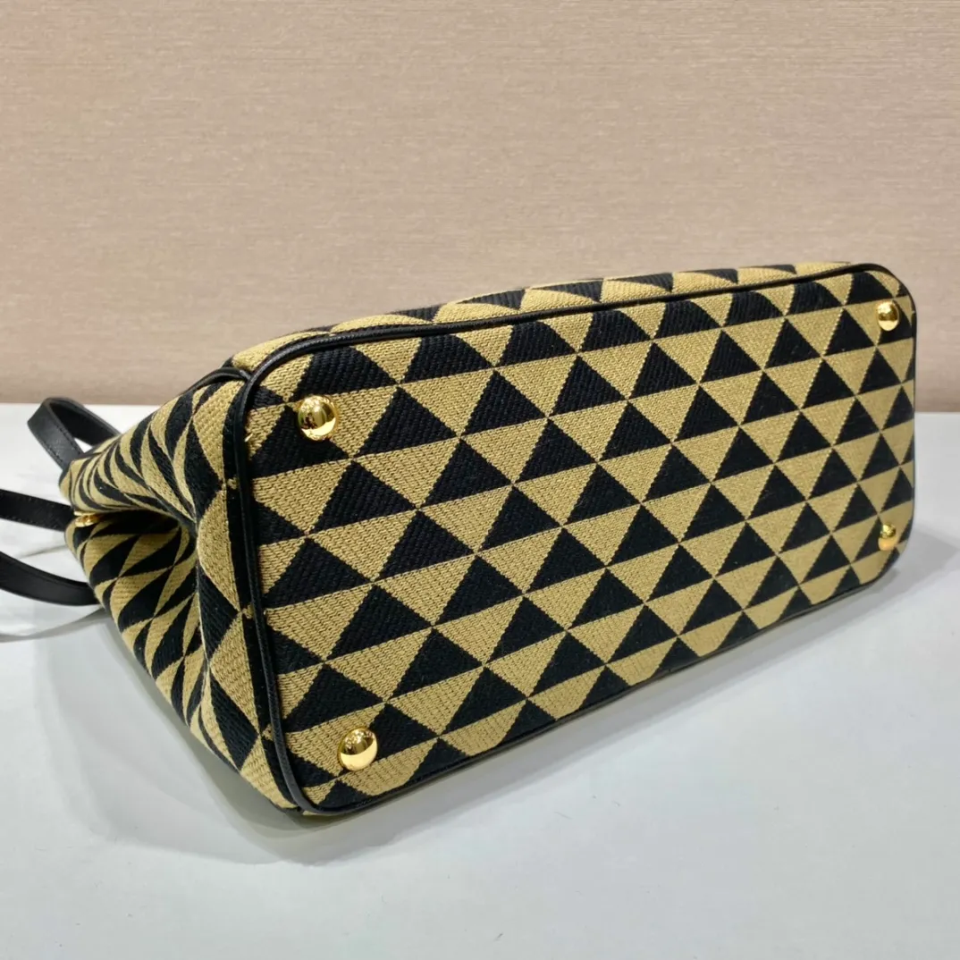 💰1800👏Embroidered fabric bag👏1BA274👏👏Killer bag👌 This embroidered fabric killer bag is made of imported Saffiano leather and unique embroidered fabric👍 The original element is modified with a fabric design, which makes it look particularly fashionable and trendy👏👏Hand-held/equipped with a detachable long shoulder strap, simple and elegant💕so beautiful😘Cute and cool😎, suitable for any occasion. Another hot item recognized by internet celebrities/celebrities👏👏Hurry up and get it😘My dears😘 Length 33x height 24x bottom 15cm👏👏👏