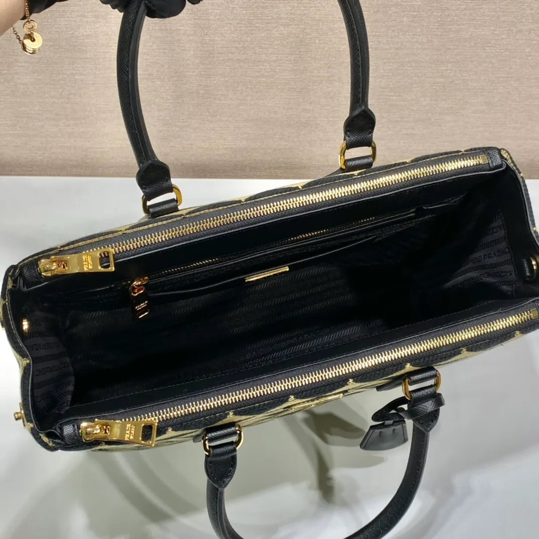 💰1800👏Embroidered fabric bag👏1BA274👏👏Killer bag👌 This embroidered fabric killer bag is made of imported Saffiano leather and unique embroidered fabric👍 The original element is modified with a fabric design, which makes it look particularly fashionable and trendy👏👏Hand-held/equipped with a detachable long shoulder strap, simple and elegant💕so beautiful😘Cute and cool😎, suitable for any occasion. Another hot item recognized by internet celebrities/celebrities👏👏Hurry up and get it😘My dears😘 Length 33x height 24x bottom 15cm👏👏👏