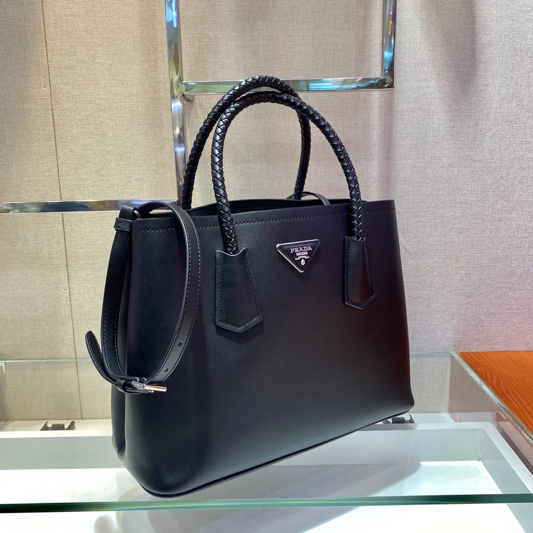🎉New woven handbag🎉1BG775 woven handle design, detachable and adjustable leather shoulder strap, top metal accessories, leather triangular metal letter logo on the front, side snap buttons, soft sheepskin lining, inner flap pocket, simple, tall and stylish, with large space capacity, and a shopping bag that will never go out of style🙊🙊Hurry up and get it, 💰2000 25 cm Height 14.5 cm Length 33 cm Width