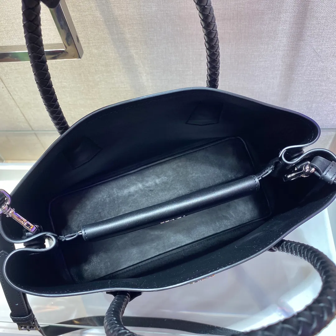 🎉New woven handbag🎉1BG775 woven handle design, detachable and adjustable leather shoulder strap, top metal accessories, leather triangular metal letter logo on the front, side snap buttons, soft sheepskin lining, inner flap pocket, simple, tall and stylish, with large space capacity, and a shopping bag that will never go out of style🙊🙊Hurry up and get it, 💰2000 25 cm Height 14.5 cm Length 33 cm Width
