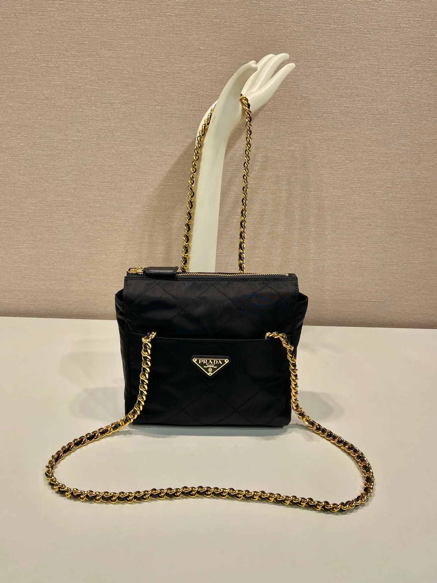 💰1060🎉Middle-hand crossbody bag🎉🎉🎉1BD647🎉🎉 This Vintage middle-aged chain diamond hobo bag has a great design👏👏 Purely handmade nylon rhombus design, with 2 pockets on the front and back, can be worn on one shoulder or across the body, and the imported black gold chain is really an eternal theme of vintage😘😘It is simple and elegant, with large capacity and space👍The upper body is particularly trendy, versatile and fashionable. No matter casual or formal, they all have a stable temperament. Hurry up and get it🙊I love this second-hand hobo bag😘😘 Length 19.5x Height 20.5x Bottom 6cm