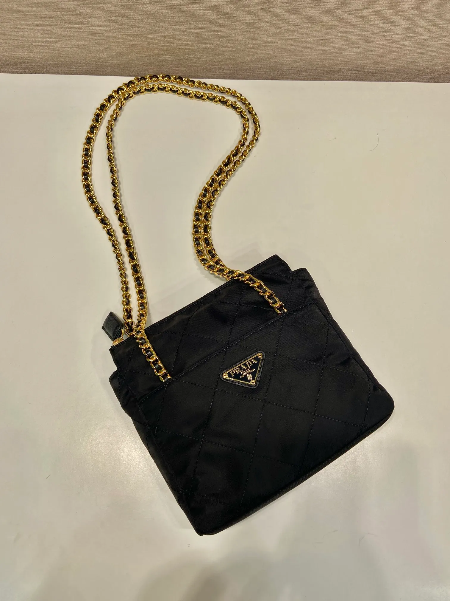 💰1060🎉Middle-hand crossbody bag🎉🎉🎉1BD647🎉🎉 This Vintage middle-aged chain diamond hobo bag has a great design👏👏 Purely handmade nylon rhombus design, with 2 pockets on the front and back, can be worn on one shoulder or across the body, and the imported black gold chain is really an eternal theme of vintage😘😘It is simple and elegant, with large capacity and space👍The upper body is particularly trendy, versatile and fashionable. No matter casual or formal, they all have a stable temperament. Hurry up and get it🙊I love this second-hand hobo bag😘😘 Length 19.5x Height 20.5x Bottom 6cm