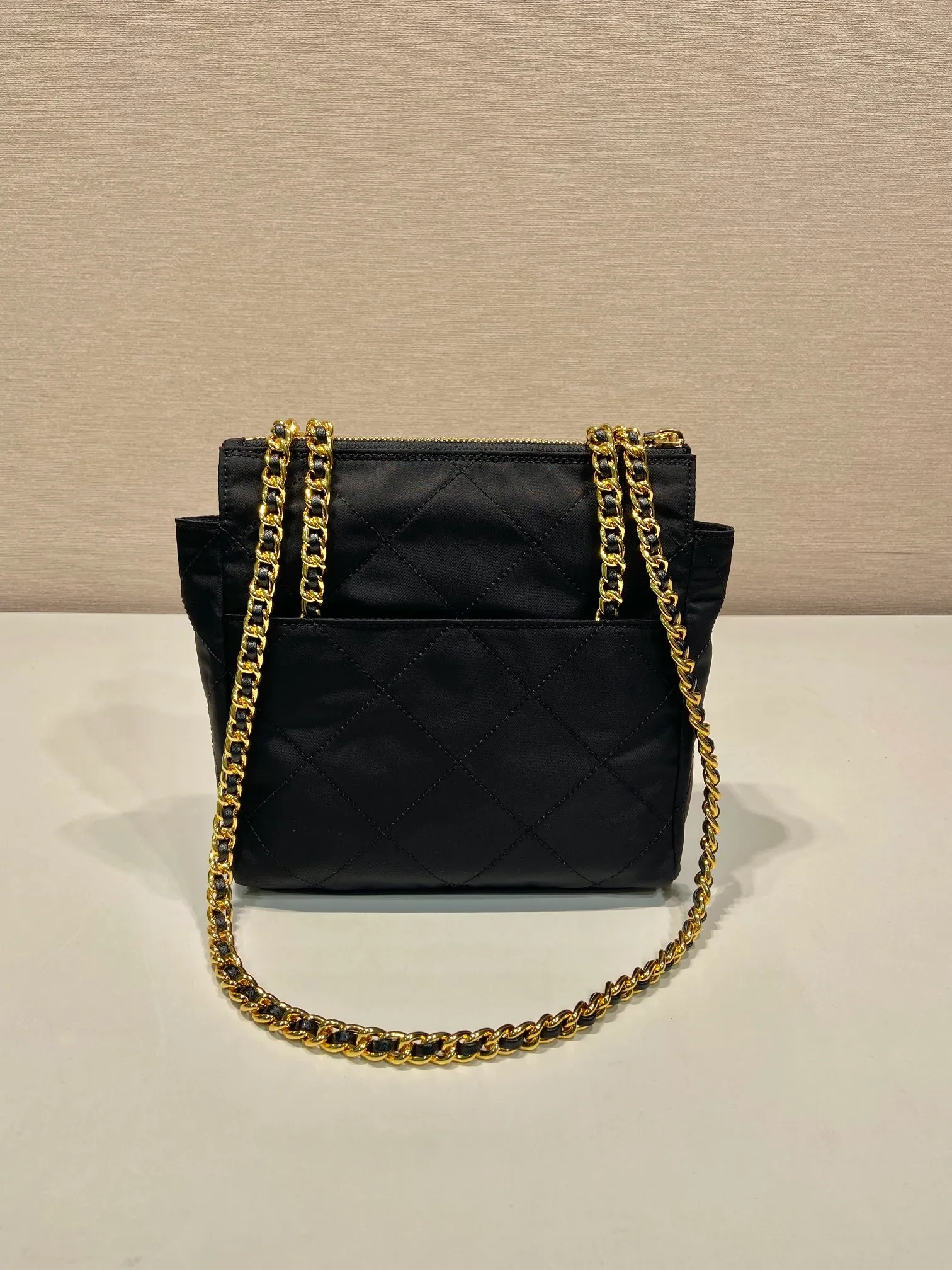 💰1060🎉Middle-hand crossbody bag🎉🎉🎉1BD647🎉🎉 This Vintage middle-aged chain diamond hobo bag has a great design👏👏 Purely handmade nylon rhombus design, with 2 pockets on the front and back, can be worn on one shoulder or across the body, and the imported black gold chain is really an eternal theme of vintage😘😘It is simple and elegant, with large capacity and space👍The upper body is particularly trendy, versatile and fashionable. No matter casual or formal, they all have a stable temperament. Hurry up and get it🙊I love this second-hand hobo bag😘😘 Length 19.5x Height 20.5x Bottom 6cm