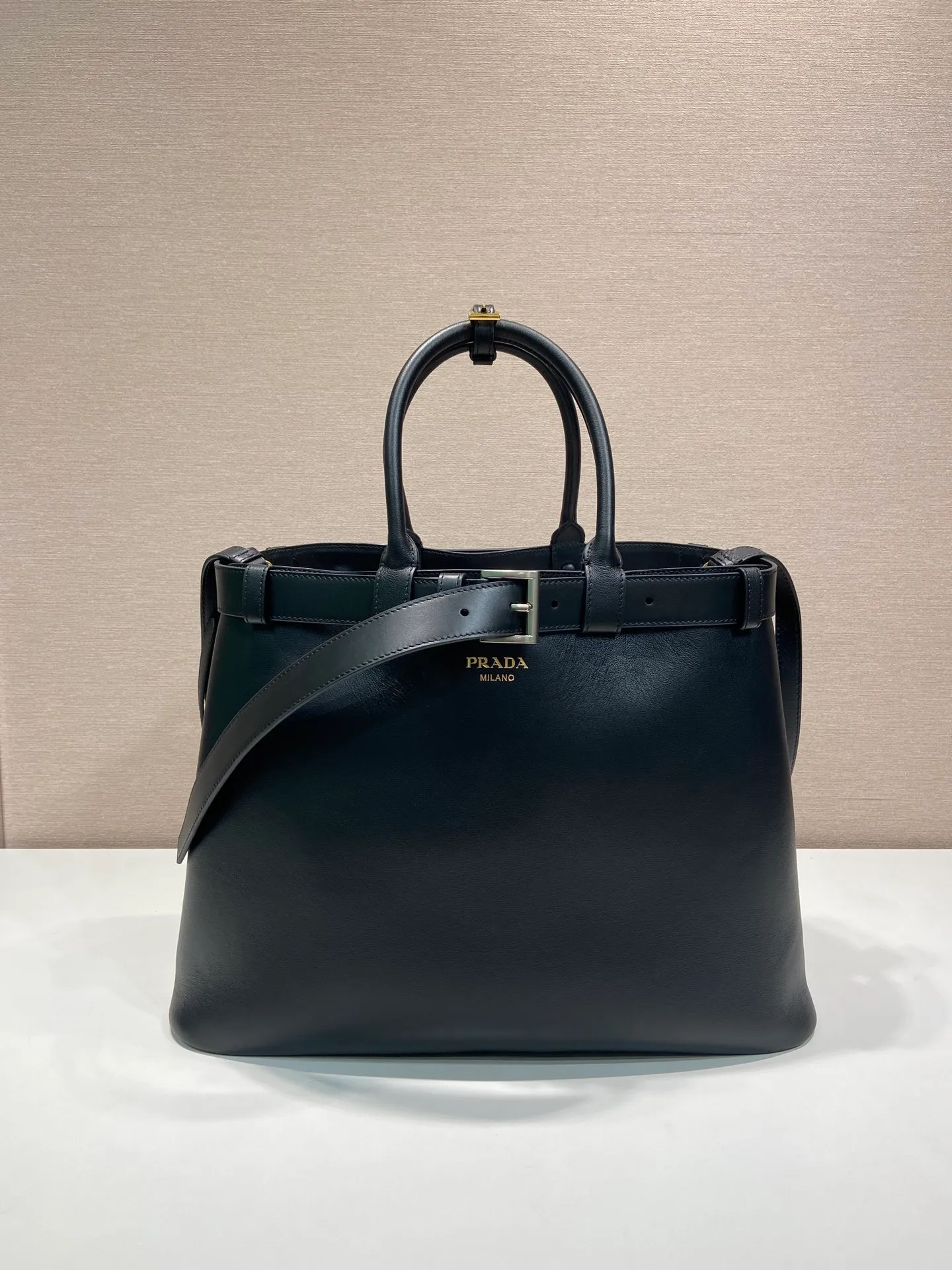 💰2260🎉New men's model🎉1BA419 plus size🎉🎉 This portable men's model is made of imported calfskin with imported sheepskin lining. Simple lines and exquisite elements are intertwined, interpreting the design aesthetics of both elegance and functionality. It not only embodies the modern and simple style, but also comes with replaceable straps and detachable and adjustable long shoulder straps, adding a unique personality embellishment to the entire look. Modern and versatile. Babies who like it, hurry up and get it🎉🎉 Length 44x Height 33x Bottom 17cm🎉🎉🎉👏👏👏