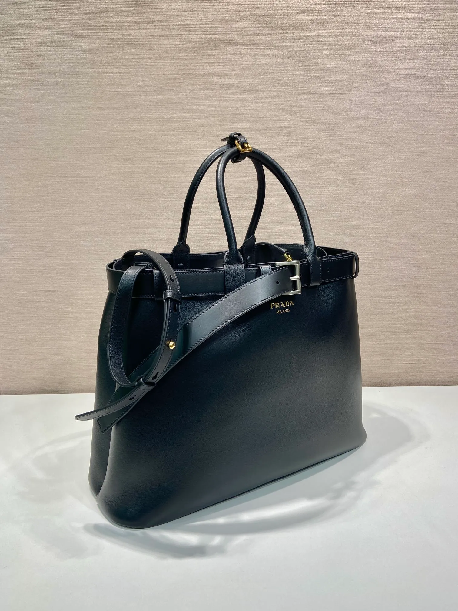 💰2260🎉New men's model🎉1BA419 plus size🎉🎉 This portable men's model is made of imported calfskin with imported sheepskin lining. Simple lines and exquisite elements are intertwined, interpreting the design aesthetics of both elegance and functionality. It not only embodies the modern and simple style, but also comes with replaceable straps and detachable and adjustable long shoulder straps, adding a unique personality embellishment to the entire look. Modern and versatile. Babies who like it, hurry up and get it🎉🎉 Length 44x Height 33x Bottom 17cm🎉🎉🎉👏👏👏