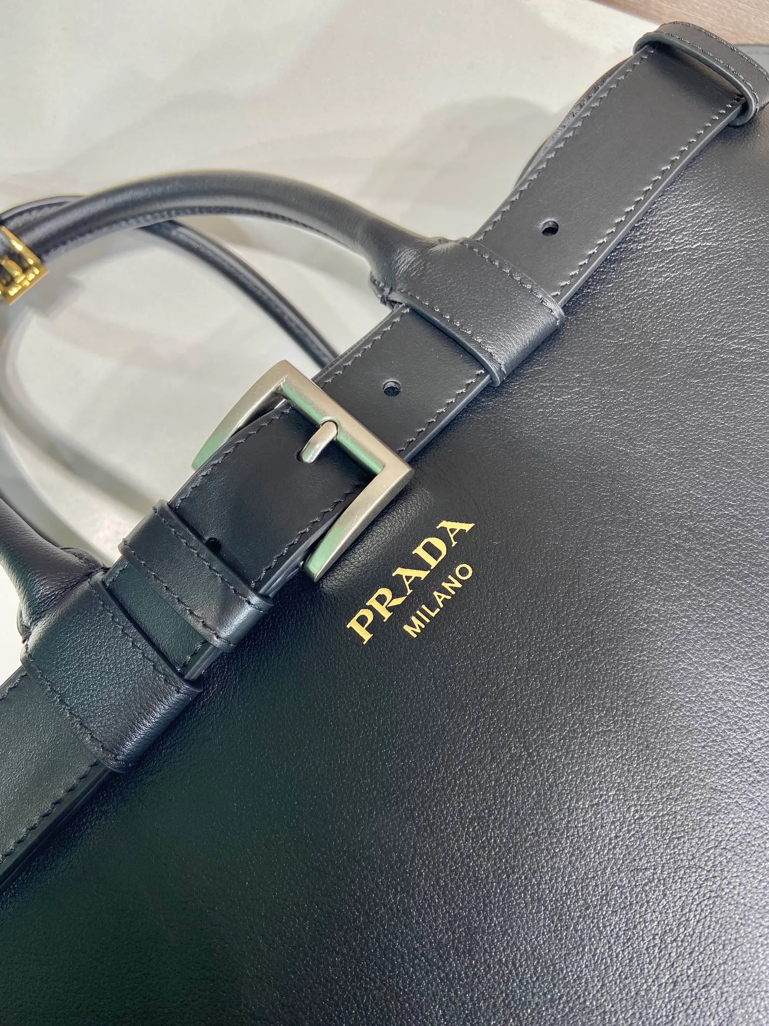 💰2260🎉New men's model🎉1BA419 plus size🎉🎉 This portable men's model is made of imported calfskin with imported sheepskin lining. Simple lines and exquisite elements are intertwined, interpreting the design aesthetics of both elegance and functionality. It not only embodies the modern and simple style, but also comes with replaceable straps and detachable and adjustable long shoulder straps, adding a unique personality embellishment to the entire look. Modern and versatile. Babies who like it, hurry up and get it🎉🎉 Length 44x Height 33x Bottom 17cm🎉🎉🎉👏👏👏
