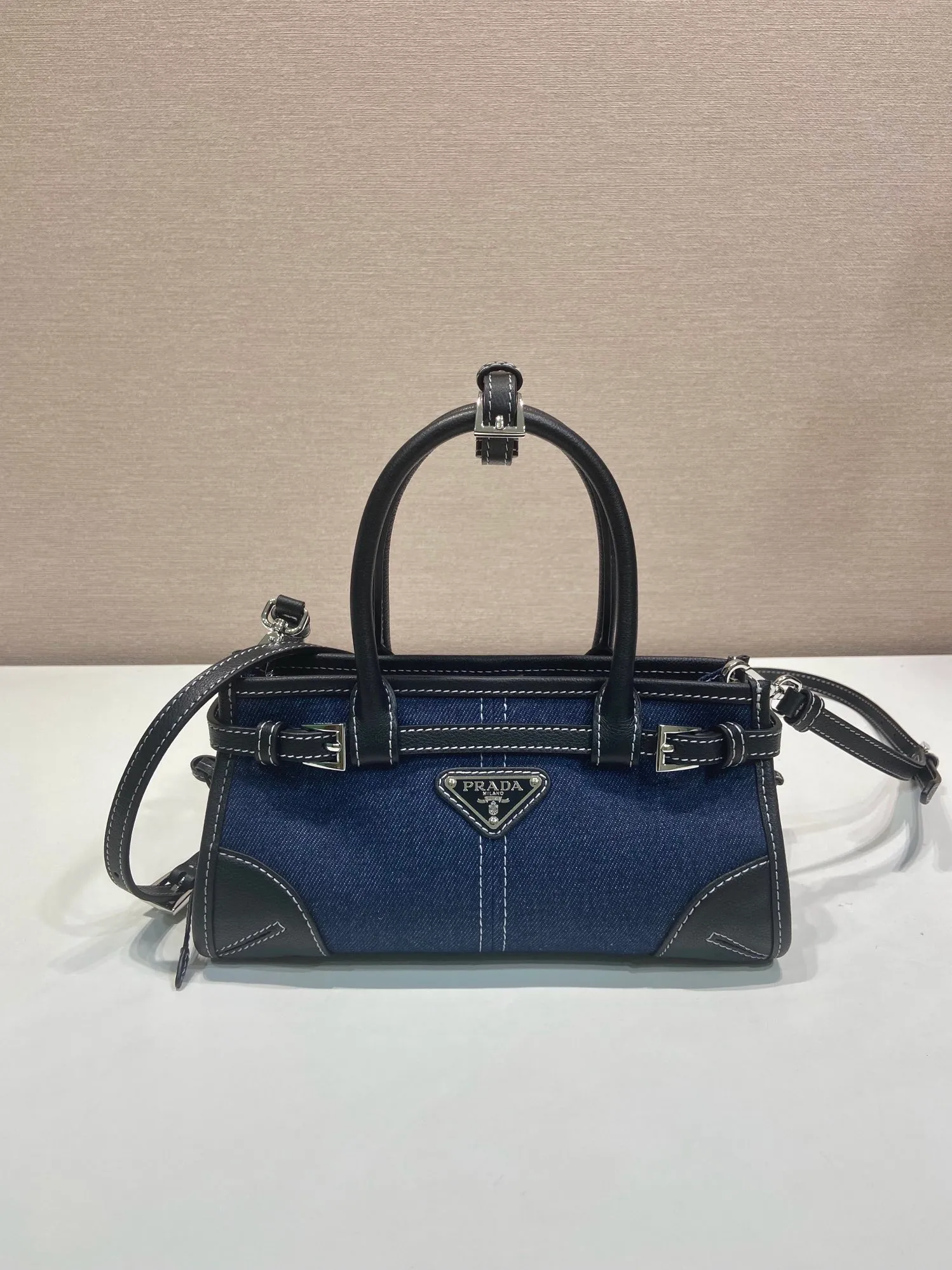 💰1400🎉Softlux denim🎉1BA486 mini size🎉🎉 This mini hand-held crossbody bag is made of imported denim and calf leather. The contrasting colors exude a classic atmosphere. It is equipped with a detachable and adjustable long shoulder strap. It can be worn cross-body, hand-held or shoulder strap to meet all carrying methods. It has a very large capacity and is easy to use. It is definitely a must-have for fashionistas. It is small in size and is really cute. Hurry up and take this retro style handbag home! Length 23.5 Height 12x Bottom 9cm🎉🎉🎉👏👏👏