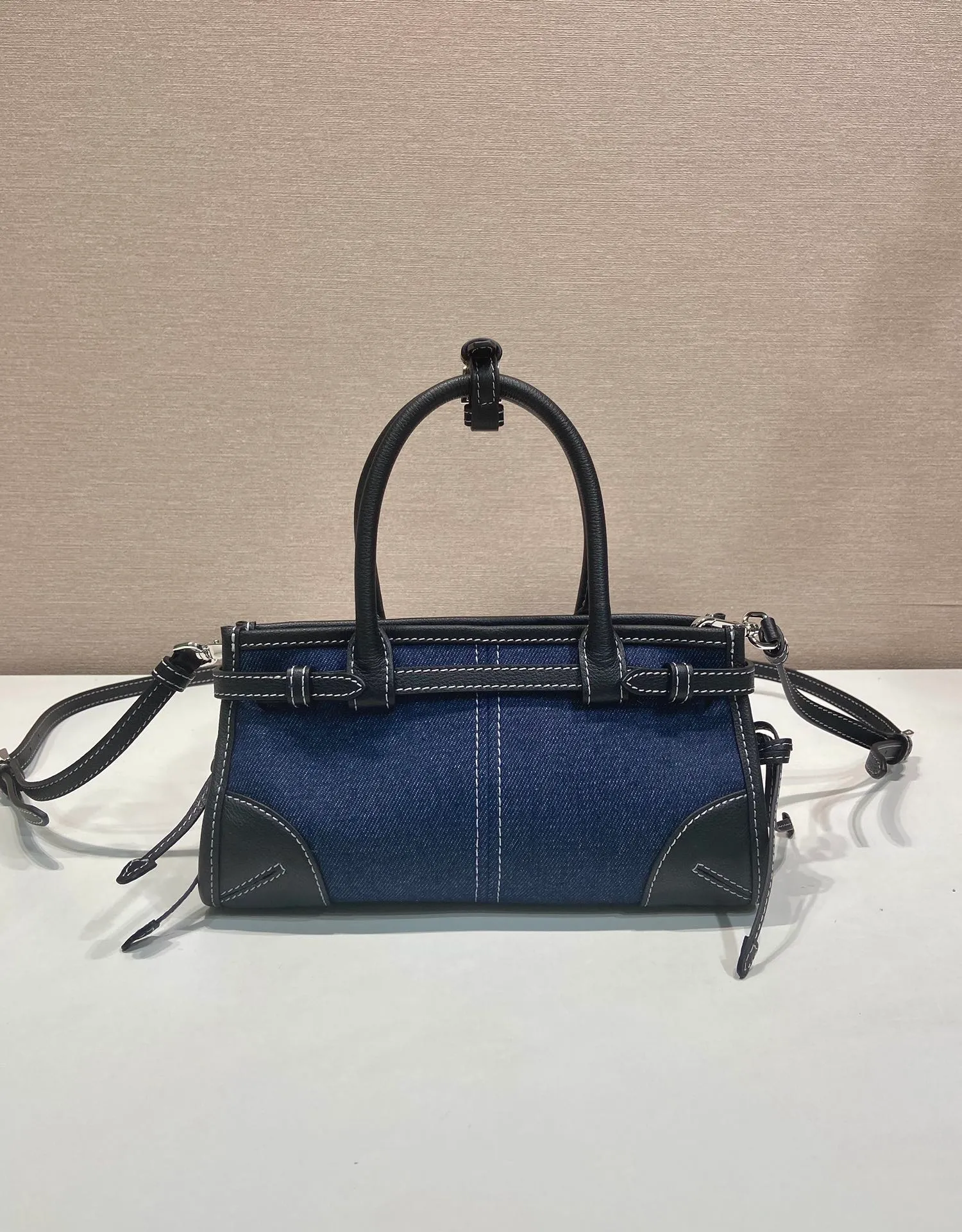 💰1400🎉Softlux denim🎉1BA486 mini size🎉🎉 This mini hand-held crossbody bag is made of imported denim and calf leather. The contrasting colors exude a classic atmosphere. It is equipped with a detachable and adjustable long shoulder strap. It can be worn cross-body, hand-held or shoulder strap to meet all carrying methods. It has a very large capacity and is easy to use. It is definitely a must-have for fashionistas. It is small in size and is really cute. Hurry up and take this retro style handbag home! Length 23.5 Height 12x Bottom 9cm🎉🎉🎉👏👏👏