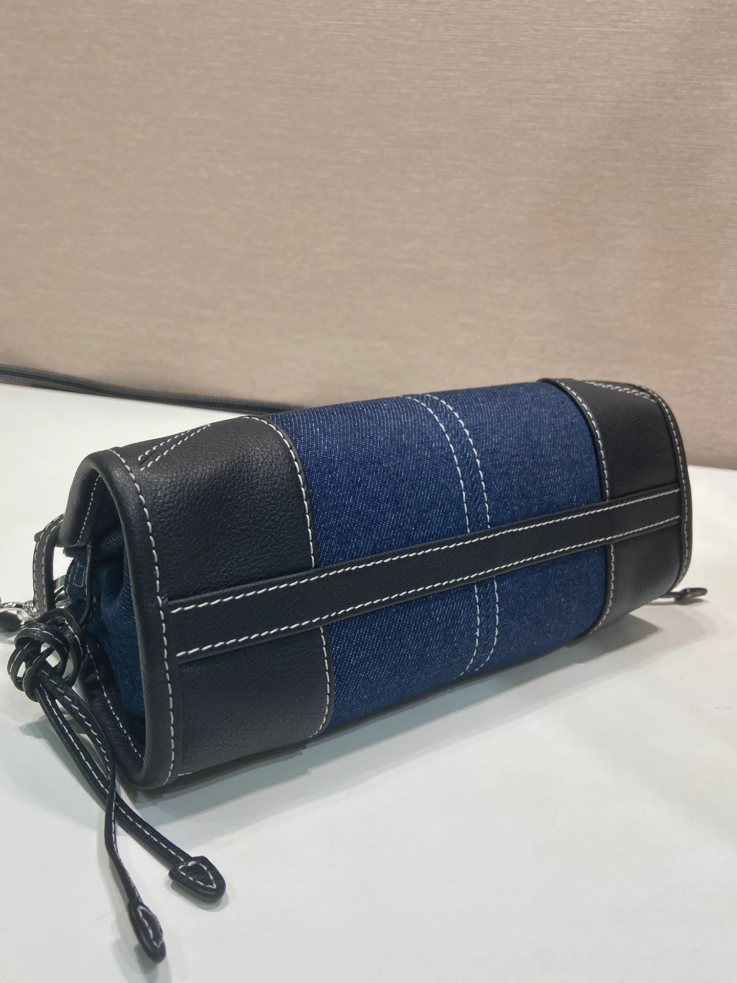 💰1400🎉Softlux denim🎉1BA486 mini size🎉🎉 This mini hand-held crossbody bag is made of imported denim and calf leather. The contrasting colors exude a classic atmosphere. It is equipped with a detachable and adjustable long shoulder strap. It can be worn cross-body, hand-held or shoulder strap to meet all carrying methods. It has a very large capacity and is easy to use. It is definitely a must-have for fashionistas. It is small in size and is really cute. Hurry up and take this retro style handbag home! Length 23.5 Height 12x Bottom 9cm🎉🎉🎉👏👏👏