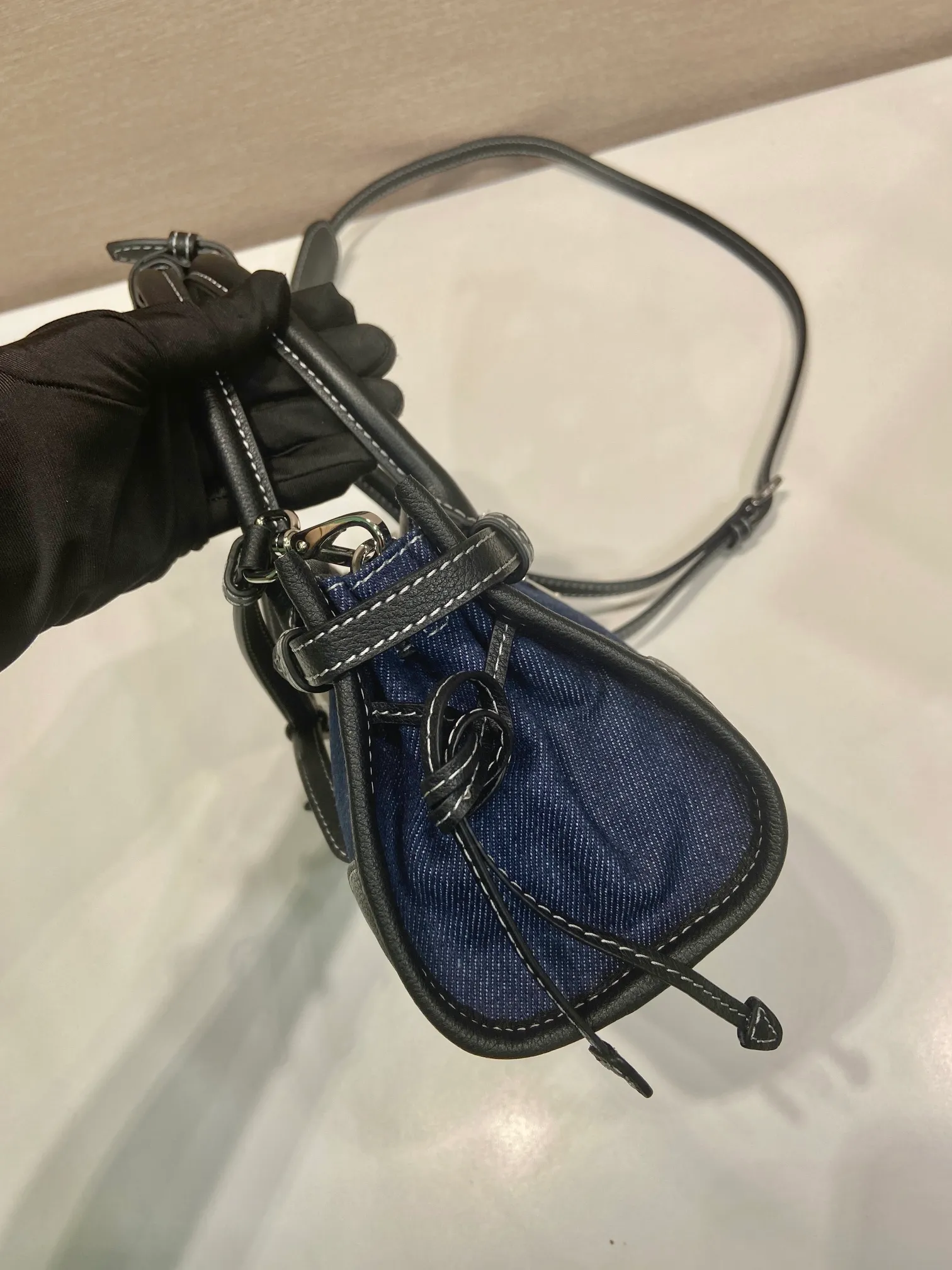 💰1400🎉Softlux denim🎉1BA486 mini size🎉🎉 This mini hand-held crossbody bag is made of imported denim and calf leather. The contrasting colors exude a classic atmosphere. It is equipped with a detachable and adjustable long shoulder strap. It can be worn cross-body, hand-held or shoulder strap to meet all carrying methods. It has a very large capacity and is easy to use. It is definitely a must-have for fashionistas. It is small in size and is really cute. Hurry up and take this retro style handbag home! Length 23.5 Height 12x Bottom 9cm🎉🎉🎉👏👏👏