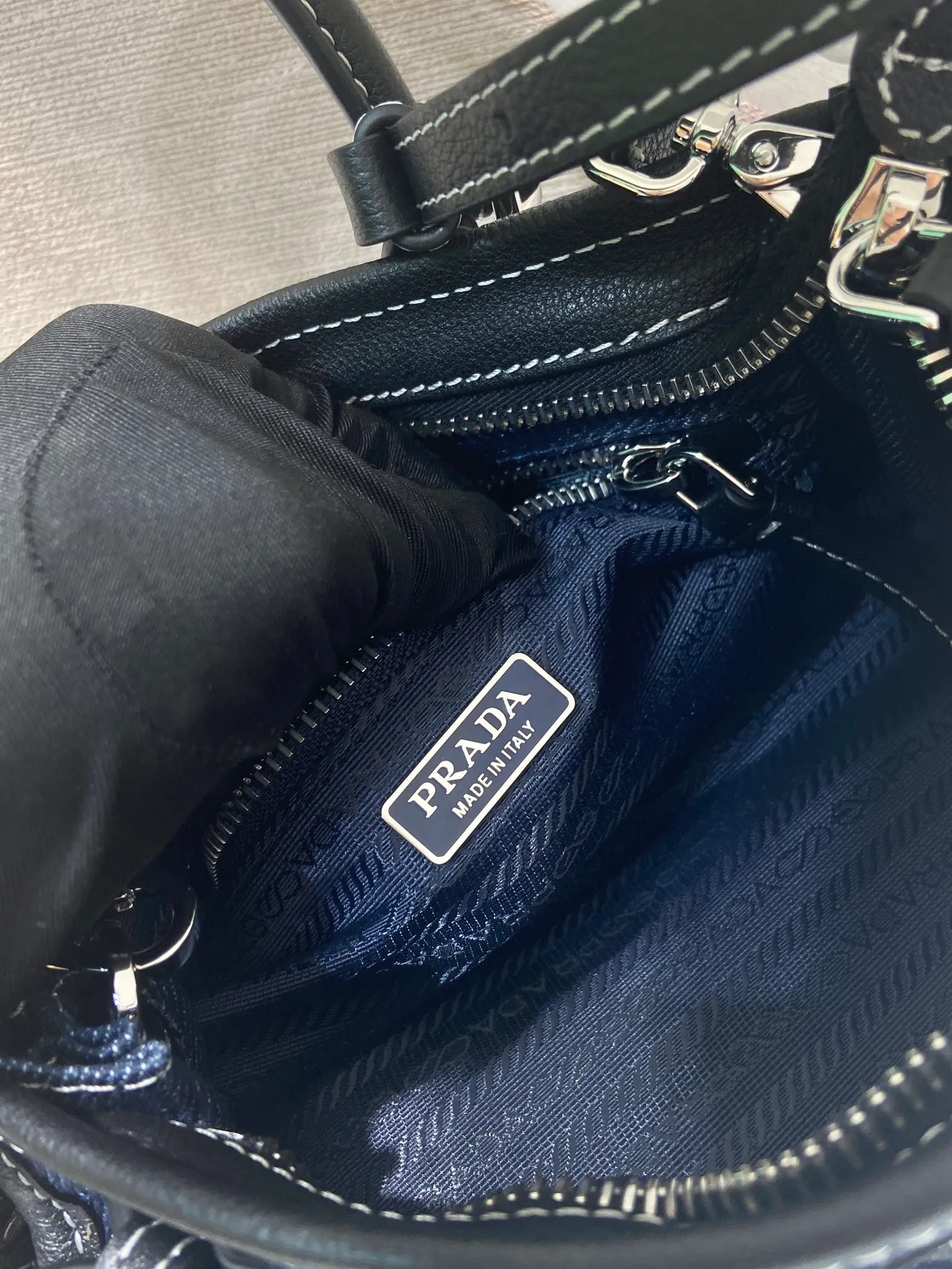 💰1400🎉Softlux denim🎉1BA486 mini size🎉🎉 This mini hand-held crossbody bag is made of imported denim and calf leather. The contrasting colors exude a classic atmosphere. It is equipped with a detachable and adjustable long shoulder strap. It can be worn cross-body, hand-held or shoulder strap to meet all carrying methods. It has a very large capacity and is easy to use. It is definitely a must-have for fashionistas. It is small in size and is really cute. Hurry up and take this retro style handbag home! Length 23.5 Height 12x Bottom 9cm🎉🎉🎉👏👏👏