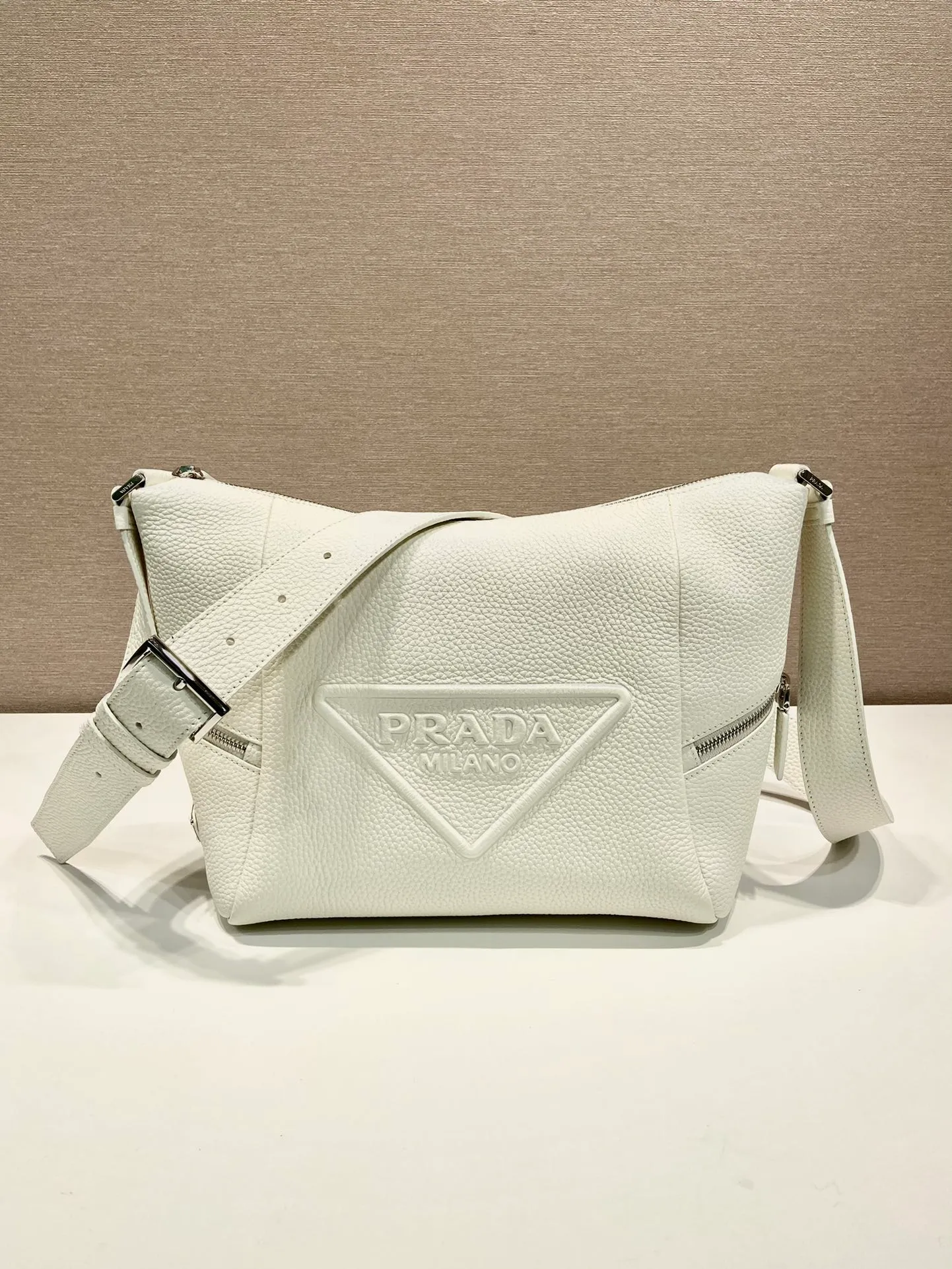 💰1700🎉New messenger bag🎉2VH165🎉🎉 This soft shoulder bag interprets the versatile simple design. The main body is wrapped in a triangle with the engraved logo, subtly decorating the body of the bag. Adjustable long leather shoulder strap, two exterior zipped pockets, interior zipped pocket. The functionality must be strong, and the upper body effect is cool and casual🎉🎉 Length 26x Height 23x Bottom 11cm🎉🎉🎉🍊🍊🍊
