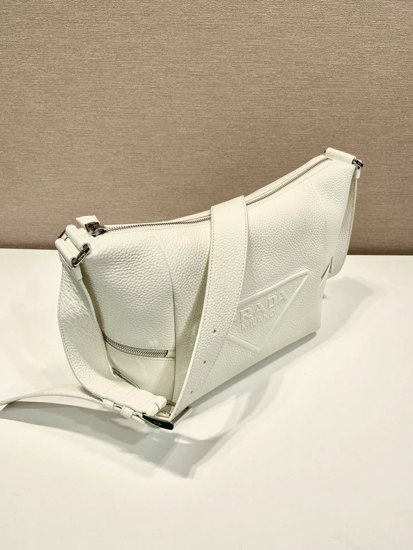 💰1700🎉New messenger bag🎉2VH165🎉🎉 This soft shoulder bag interprets the versatile simple design. The main body is wrapped in a triangle with the engraved logo, subtly decorating the body of the bag. Adjustable long leather shoulder strap, two exterior zipped pockets, interior zipped pocket. The functionality must be strong, and the upper body effect is cool and casual🎉🎉 Length 26x Height 23x Bottom 11cm🎉🎉🎉🍊🍊🍊