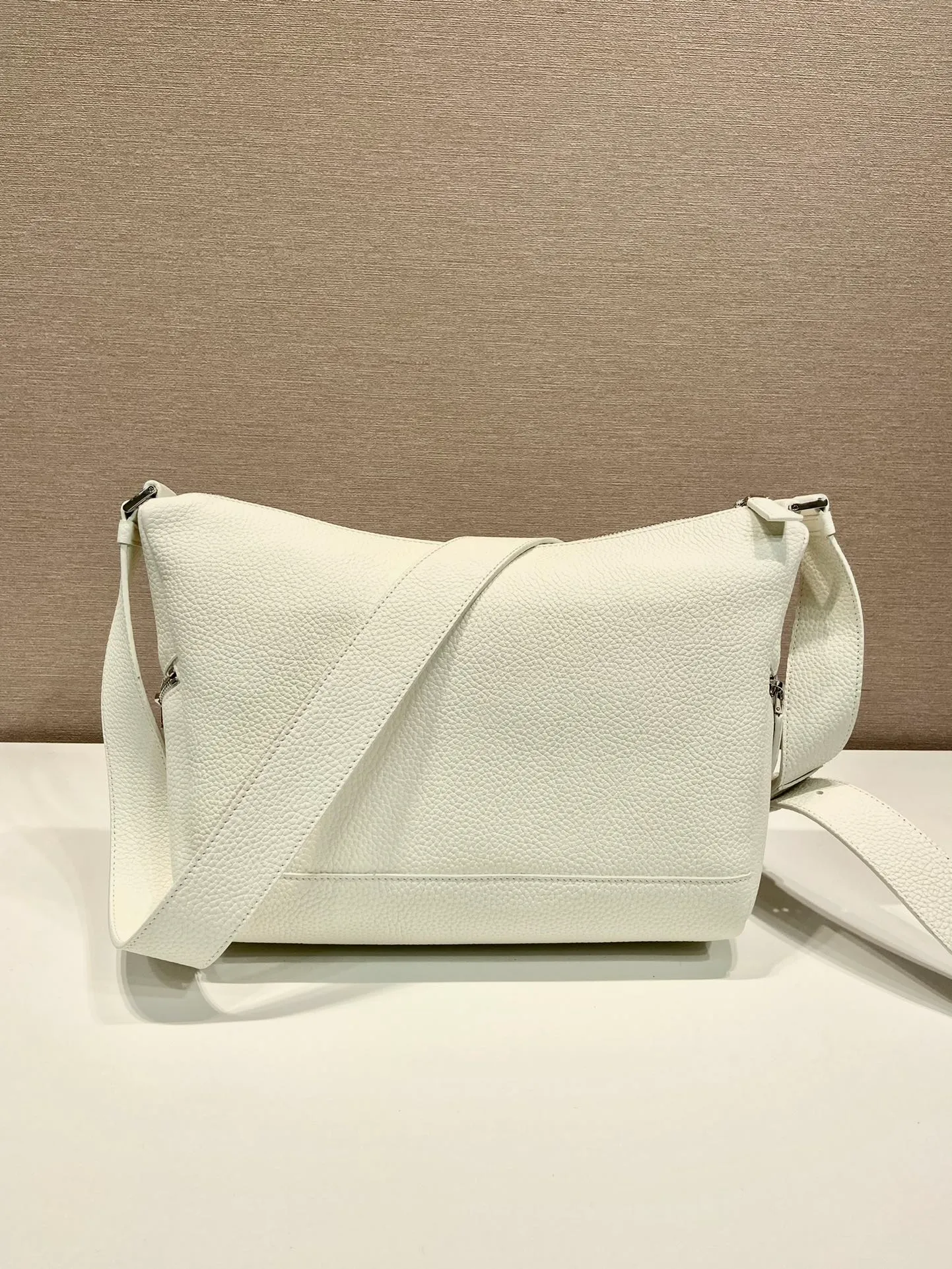 💰1700🎉New messenger bag🎉2VH165🎉🎉 This soft shoulder bag interprets the versatile simple design. The main body is wrapped in a triangle with the engraved logo, subtly decorating the body of the bag. Adjustable long leather shoulder strap, two exterior zipped pockets, interior zipped pocket. The functionality must be strong, and the upper body effect is cool and casual🎉🎉 Length 26x Height 23x Bottom 11cm🎉🎉🎉🍊🍊🍊