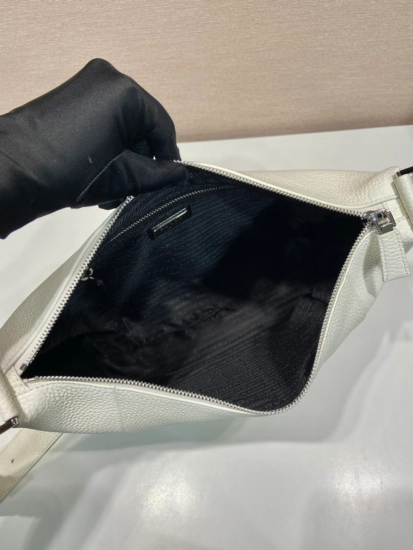 💰1700🎉New messenger bag🎉2VH165🎉🎉 This soft shoulder bag interprets the versatile simple design. The main body is wrapped in a triangle with the engraved logo, subtly decorating the body of the bag. Adjustable long leather shoulder strap, two exterior zipped pockets, interior zipped pocket. The functionality must be strong, and the upper body effect is cool and casual🎉🎉 Length 26x Height 23x Bottom 11cm🎉🎉🎉🍊🍊🍊