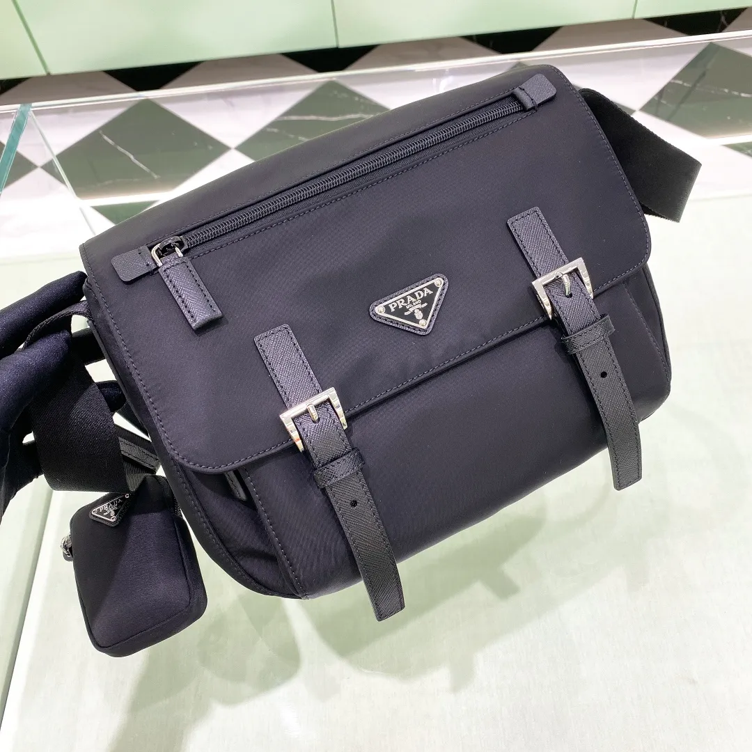 💰1260✨New product debut✨New nylon crossbody bag, messenger bag 1BD953 Versatile messenger bag black Imported parachute nylon fabric is waterproof and wear-resistant Classic triangular enamel front logo Matched with cross-grain cowhide The overall bag body is casual and not easy to deform Double outer pockets and inner pockets are designed to meet various storage needs for daily travel Fashionable and casual, versatile and perfect Jimei friends, come and plant grass size: 27*20.5*12cm black