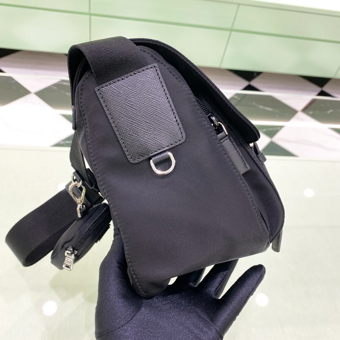 💰1260✨New product debut✨New nylon crossbody bag, messenger bag 1BD953 Versatile messenger bag black Imported parachute nylon fabric is waterproof and wear-resistant Classic triangular enamel front logo Matched with cross-grain cowhide The overall bag body is casual and not easy to deform Double outer pockets and inner pockets are designed to meet various storage needs for daily travel Fashionable and casual, versatile and perfect Jimei friends, come and plant grass size: 27*20.5*12cm black