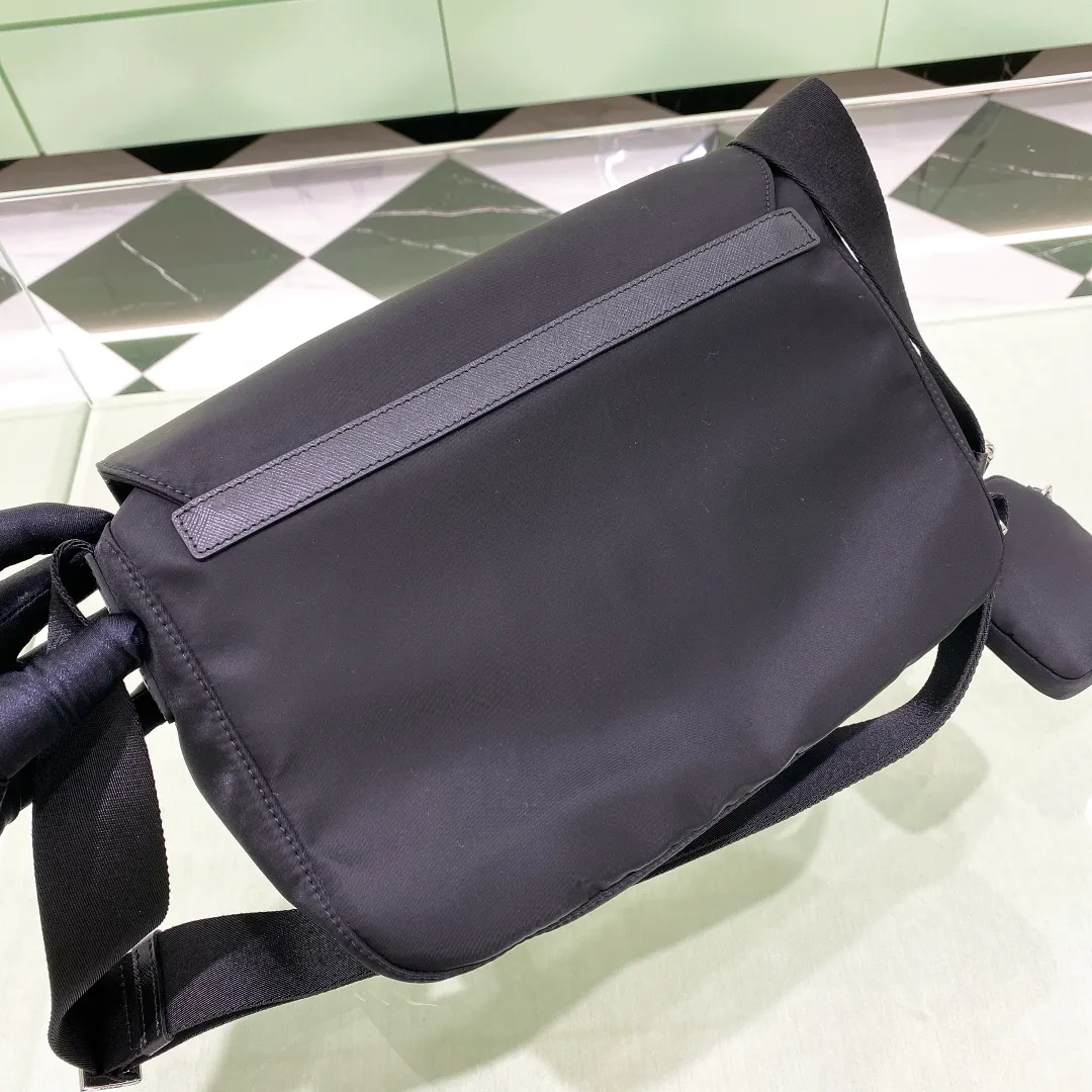 💰1260✨New product debut✨New nylon crossbody bag, messenger bag 1BD953 Versatile messenger bag black Imported parachute nylon fabric is waterproof and wear-resistant Classic triangular enamel front logo Matched with cross-grain cowhide The overall bag body is casual and not easy to deform Double outer pockets and inner pockets are designed to meet various storage needs for daily travel Fashionable and casual, versatile and perfect Jimei friends, come and plant grass size: 27*20.5*12cm black