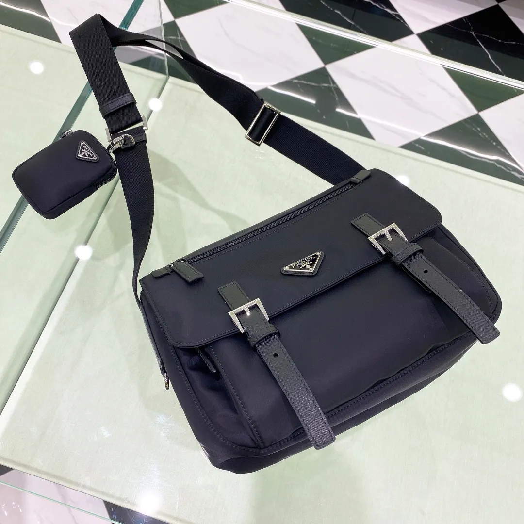💰1260✨New product debut✨New nylon crossbody bag, messenger bag 1BD953 Versatile messenger bag black Imported parachute nylon fabric is waterproof and wear-resistant Classic triangular enamel front logo Matched with cross-grain cowhide The overall bag body is casual and not easy to deform Double outer pockets and inner pockets are designed to meet various storage needs for daily travel Fashionable and casual, versatile and perfect Jimei friends, come and plant grass size: 27*20.5*12cm black