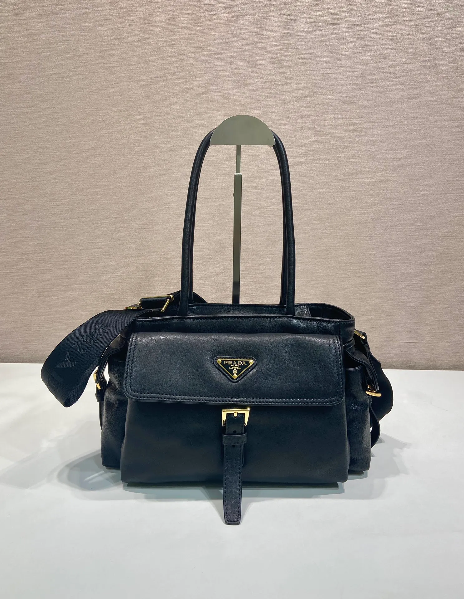 💰1760🎉New handbag🎉1BG596 vegetable soft sheepskin🎉🎉 This handbag is made of imported sheepskin fabric and top-grade hardware. Designed in portable sheepskin fabric, it is equipped with a detachable long shoulder strap, which can be carried on the shoulder/handheld/crossbody/. It is equipped with multiple pockets. It is very functional and has a large capacity. It is perfect. It is also a popular style that will never go out of style. Get it now🎉🎉 Length 31x Height 17x Bottom 11cm🎉🎉🎉💰💰💰