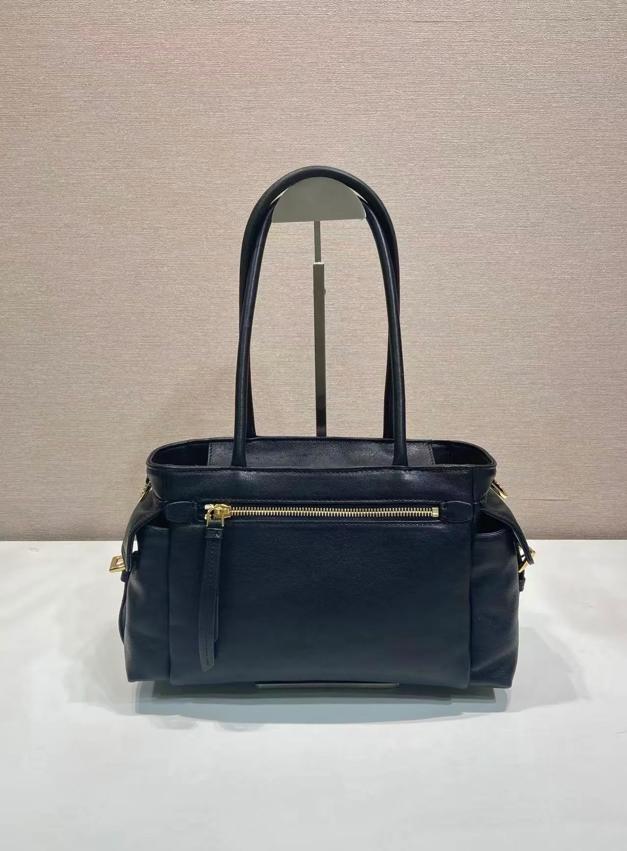 💰1760🎉New handbag🎉1BG596 vegetable soft sheepskin🎉🎉 This handbag is made of imported sheepskin fabric and top-grade hardware. Designed in portable sheepskin fabric, it is equipped with a detachable long shoulder strap, which can be carried on the shoulder/handheld/crossbody/. It is equipped with multiple pockets. It is very functional and has a large capacity. It is perfect. It is also a popular style that will never go out of style. Get it now🎉🎉 Length 31x Height 17x Bottom 11cm🎉🎉🎉💰💰💰