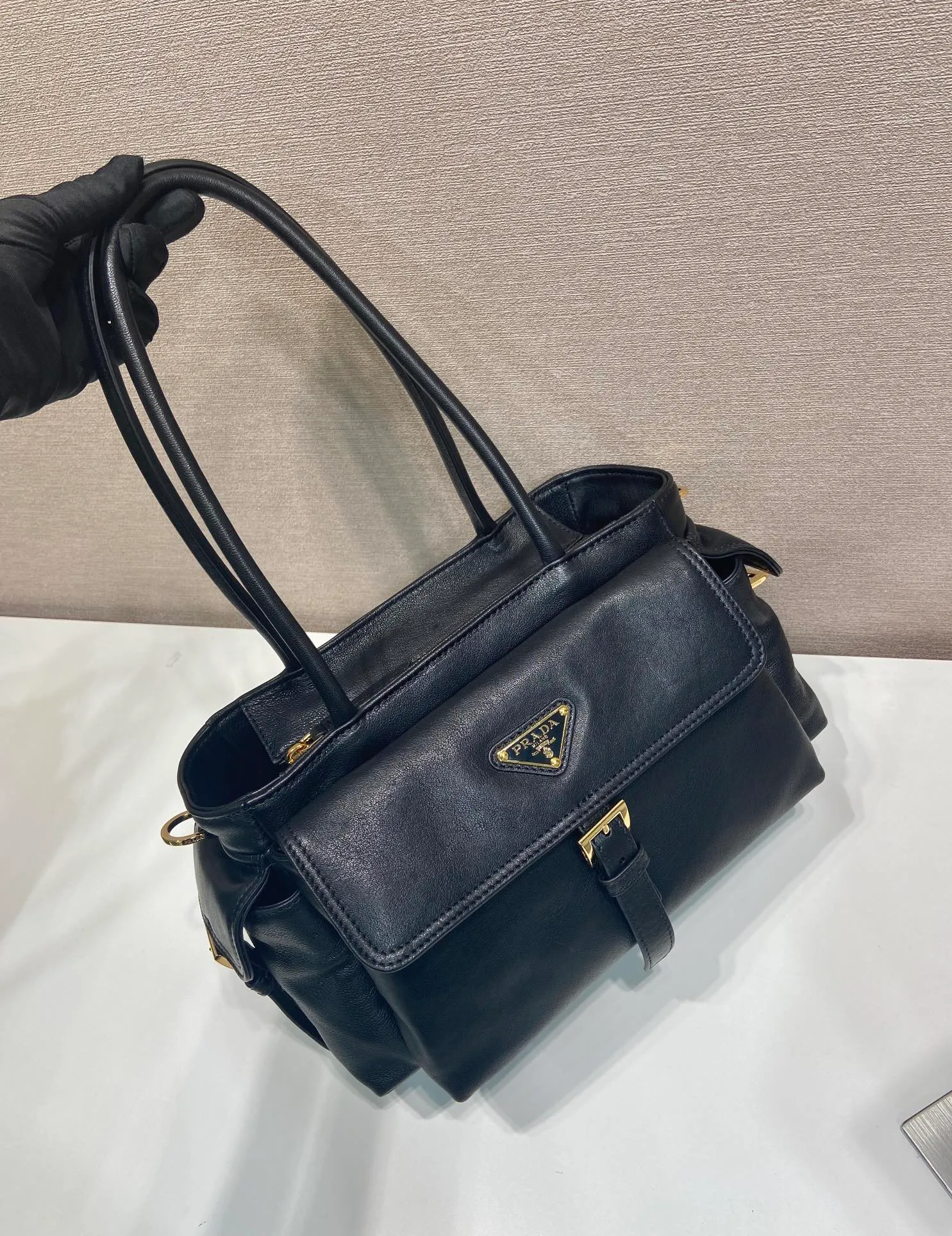 💰1760🎉New handbag🎉1BG596 vegetable soft sheepskin🎉🎉 This handbag is made of imported sheepskin fabric and top-grade hardware. Designed in portable sheepskin fabric, it is equipped with a detachable long shoulder strap, which can be carried on the shoulder/handheld/crossbody/. It is equipped with multiple pockets. It is very functional and has a large capacity. It is perfect. It is also a popular style that will never go out of style. Get it now🎉🎉 Length 31x Height 17x Bottom 11cm🎉🎉🎉💰💰💰