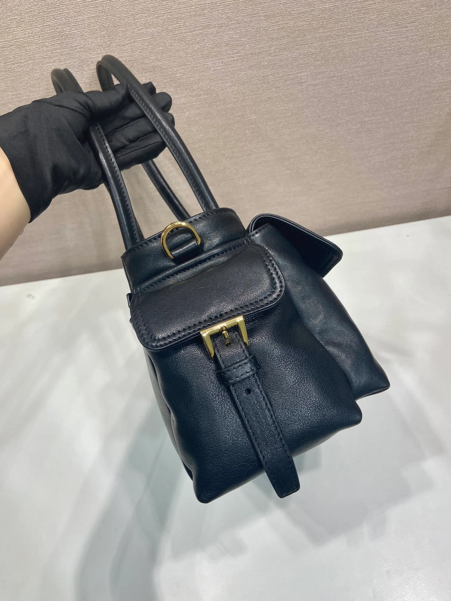 💰1760🎉New handbag🎉1BG596 vegetable soft sheepskin🎉🎉 This handbag is made of imported sheepskin fabric and top-grade hardware. Designed in portable sheepskin fabric, it is equipped with a detachable long shoulder strap, which can be carried on the shoulder/handheld/crossbody/. It is equipped with multiple pockets. It is very functional and has a large capacity. It is perfect. It is also a popular style that will never go out of style. Get it now🎉🎉 Length 31x Height 17x Bottom 11cm🎉🎉🎉💰💰💰